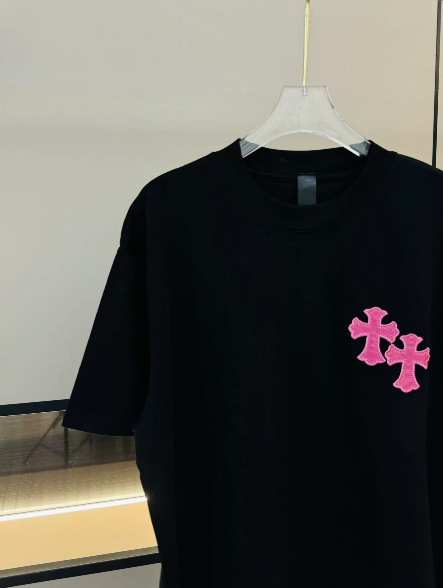Chromehearts新作黒ピンククロス半袖Tシャツ - 画像 (3)
