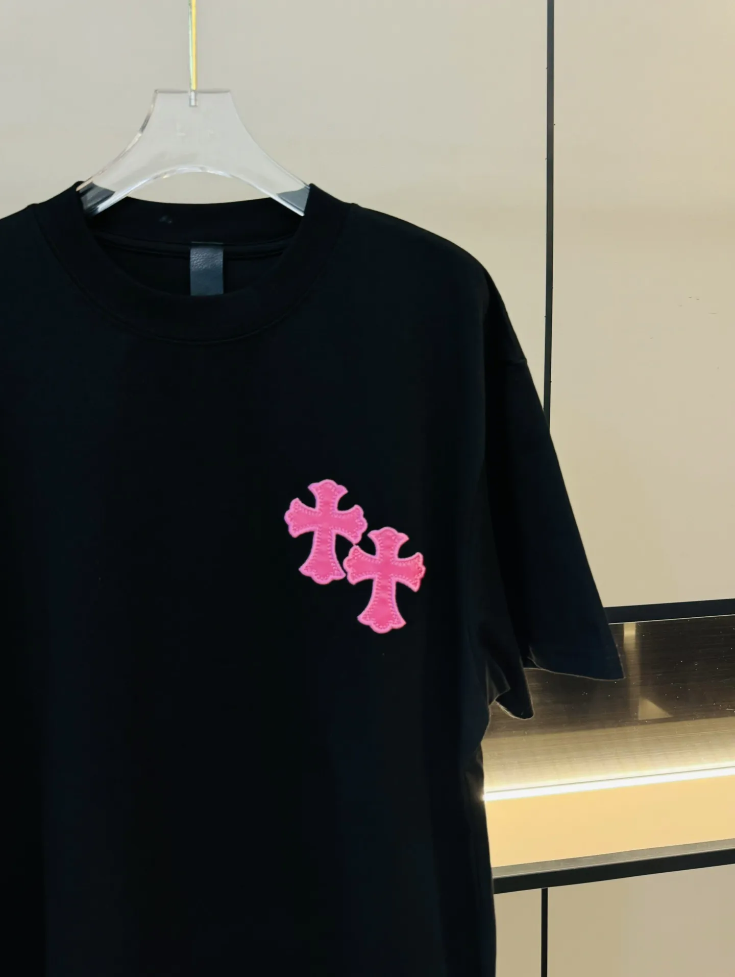 Chromehearts新作黒ピンククロス半袖Tシャツ - 画像 (4)