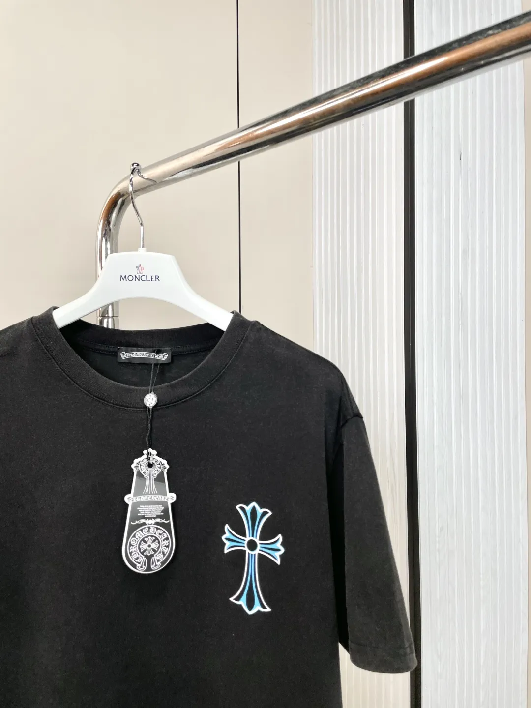 CHROME HEARTS 黒サンスクリットクロス半袖Tシャツ - 画像 (3)