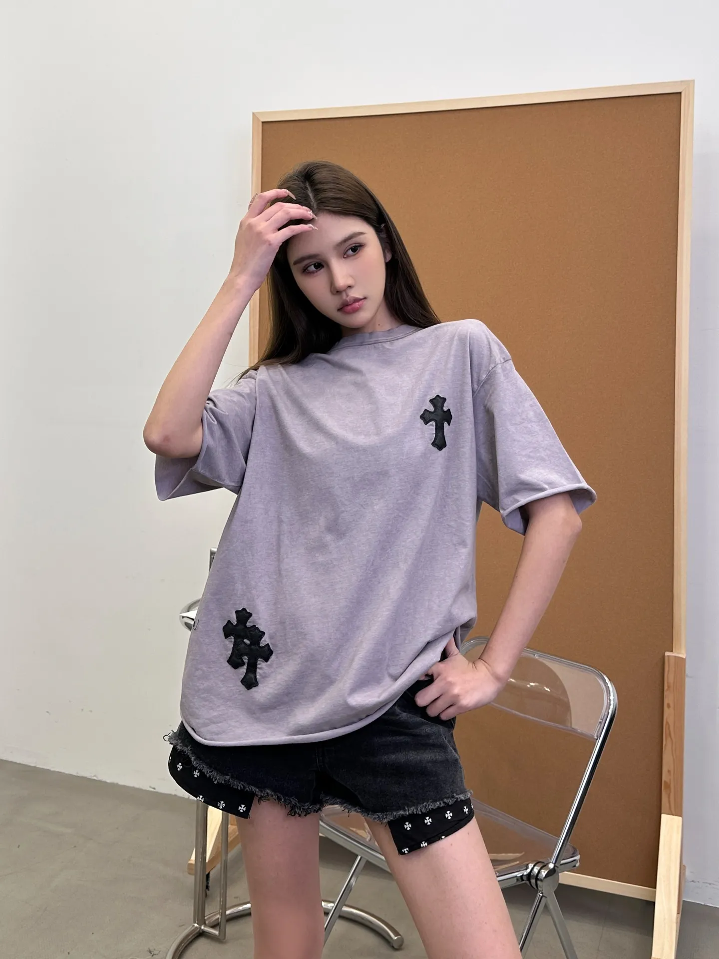 クロエクロ 新作半袖Tシャツ グレー クロスデザイン