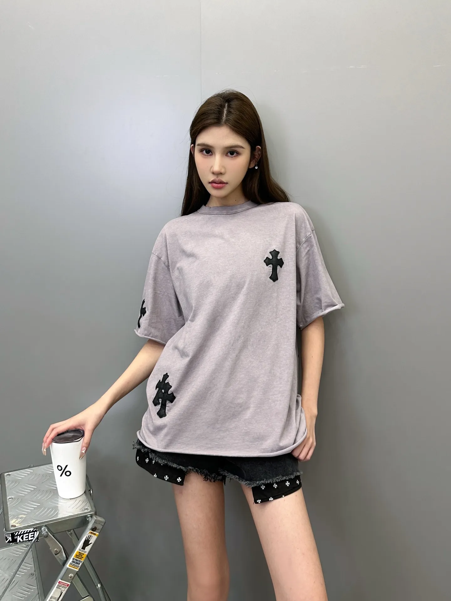 クロエクロ 新作半袖Tシャツ グレー クロスデザイン - 画像 (3)