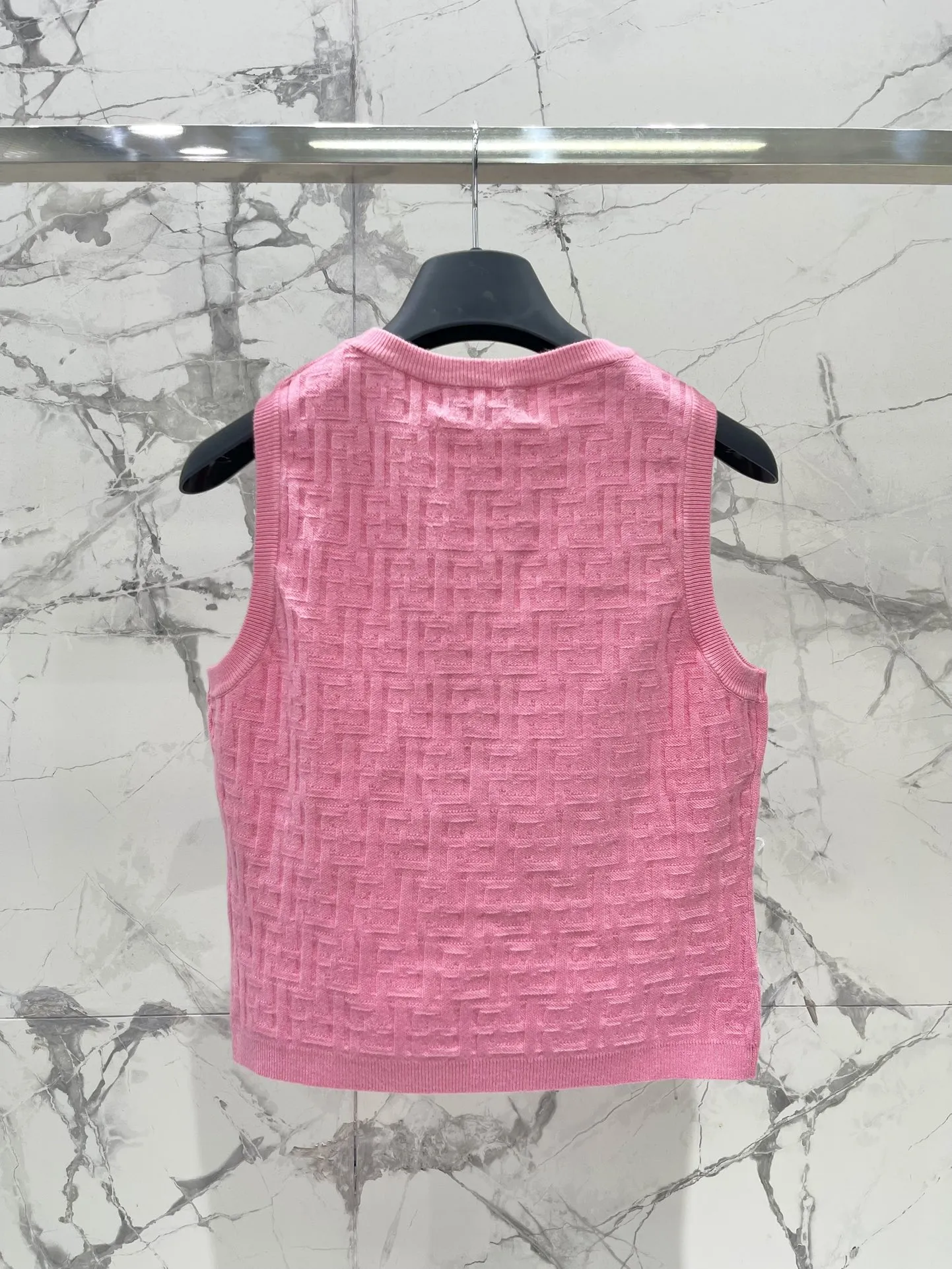 Fendi新作アルファベット編み物ベスト3色 - 画像 (4)