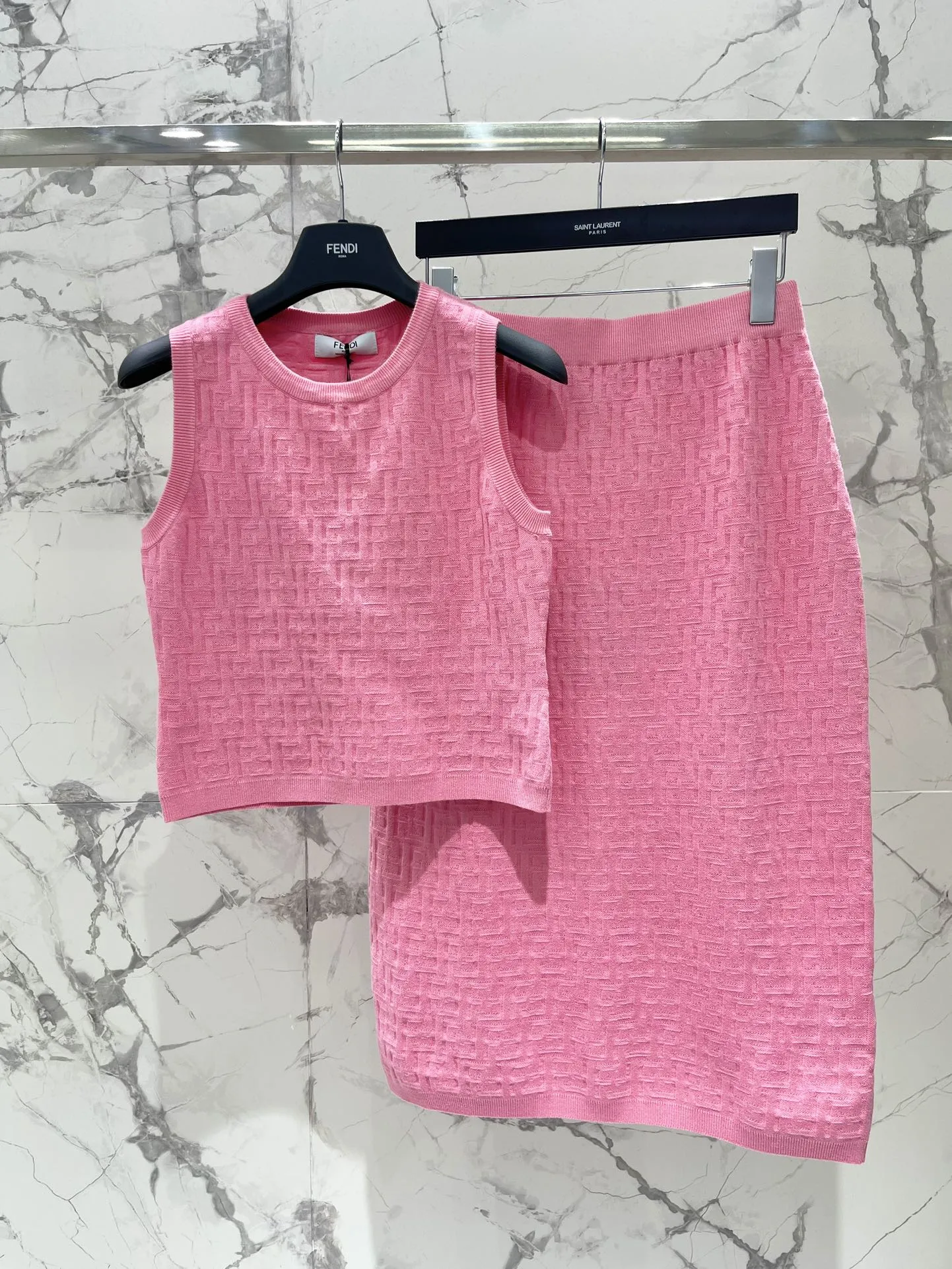 Fendi新作アルファベット編み物ベスト3色 - 画像 (8)