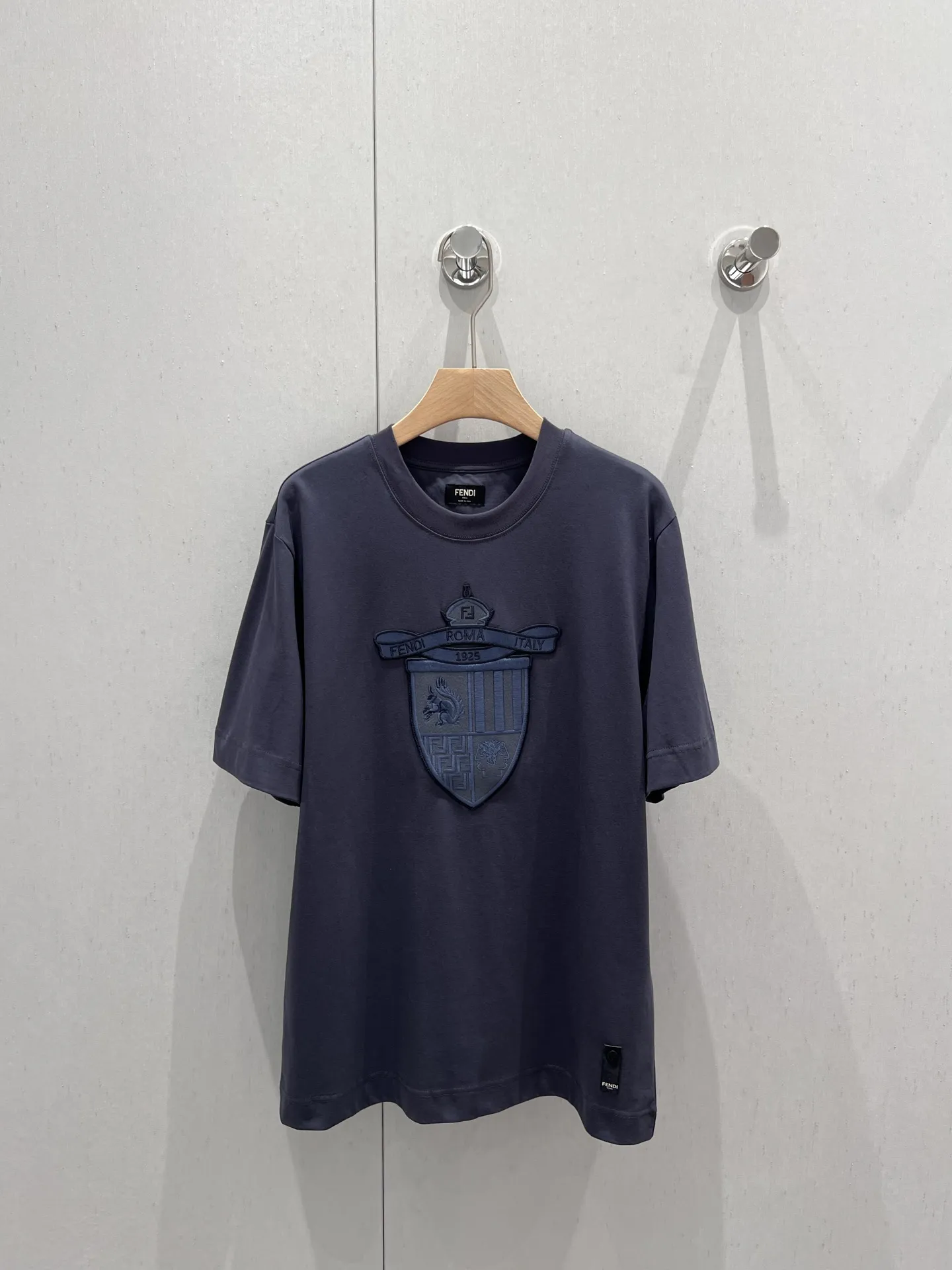 Fen*i新作ネイビーブルー半袖Tシャツ