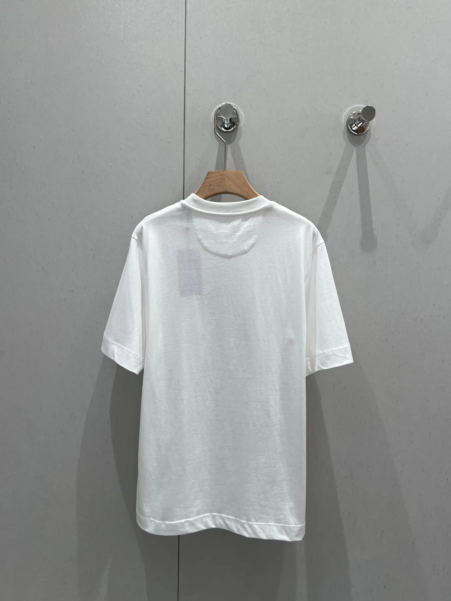 Fen*i 25ss新作白プリント半袖Tシャツ - 画像 (3)