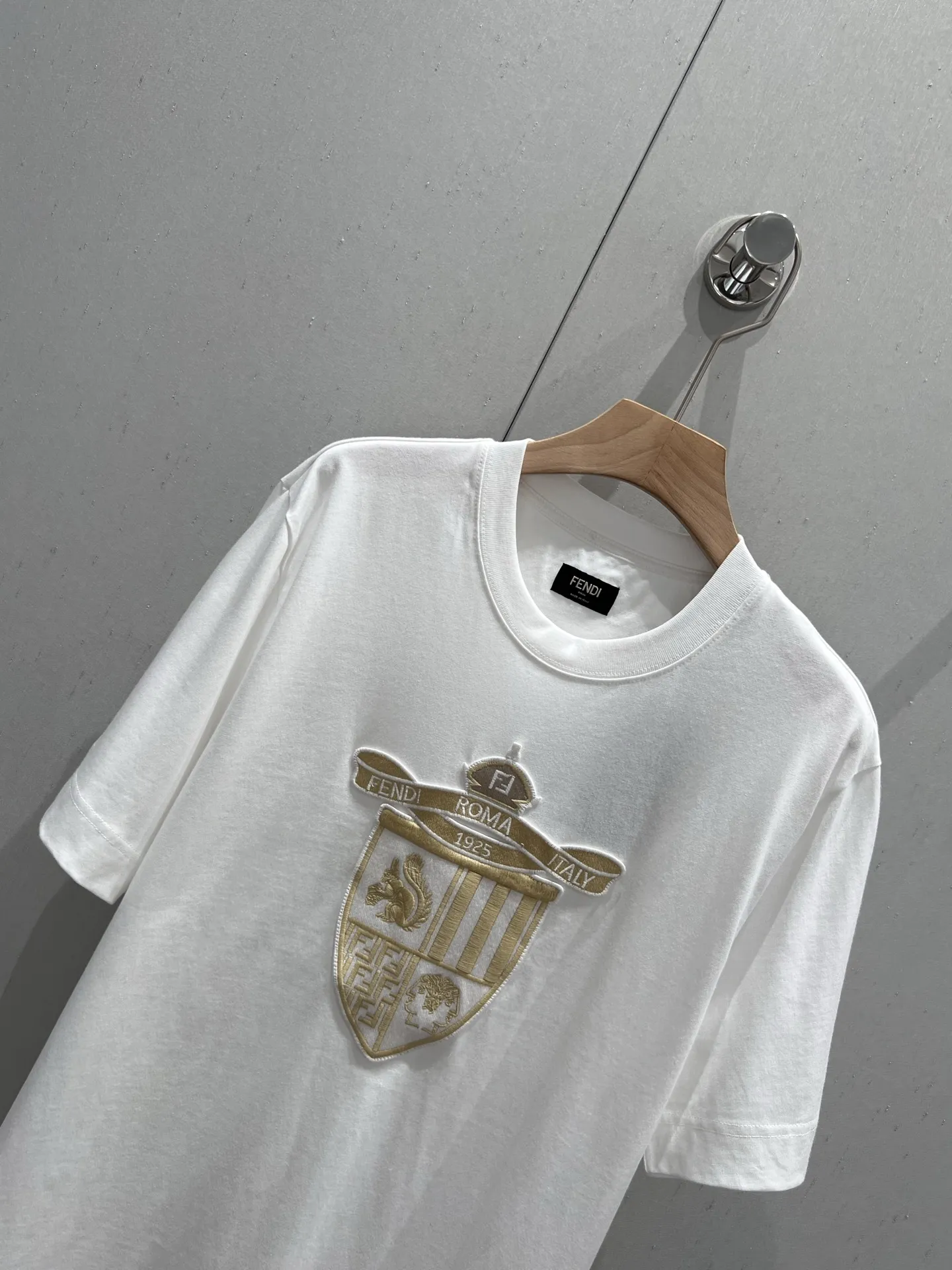 Fen*i 25ss新作白プリント半袖Tシャツ - 画像 (4)