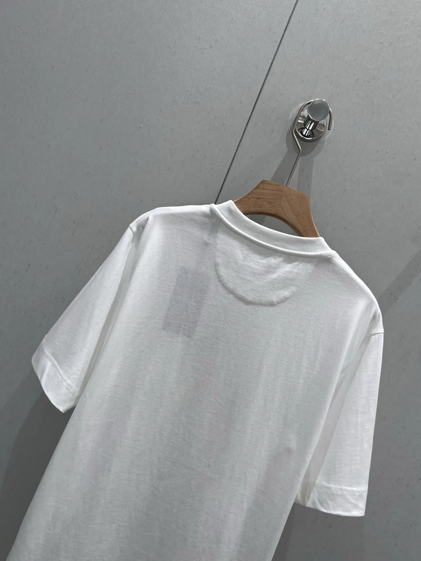 Fen*i 25ss新作白プリント半袖Tシャツ - 画像 (5)