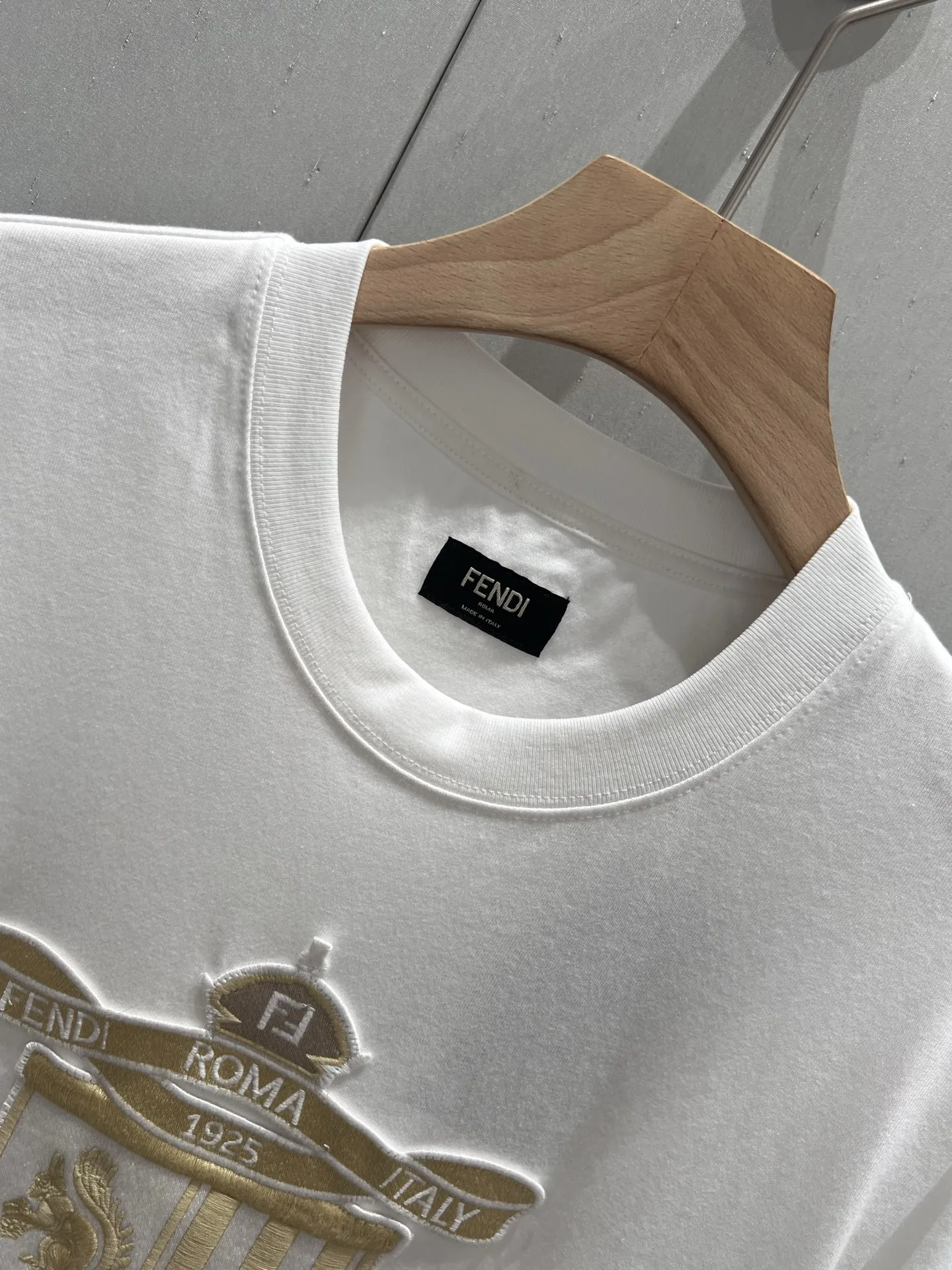 Fen*i 25ss新作白プリント半袖Tシャツ - 画像 (6)