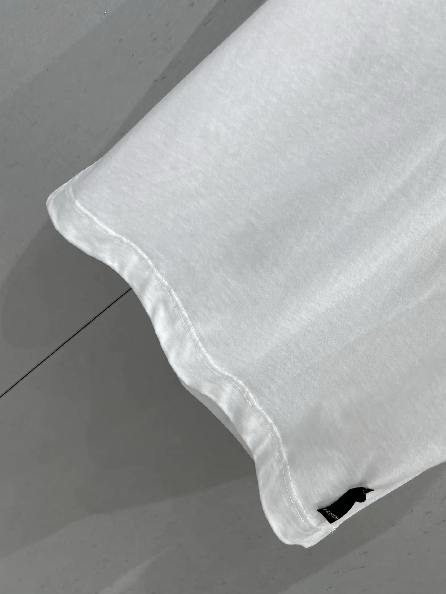 Fen*i 25ss新作白プリント半袖Tシャツ - 画像 (7)