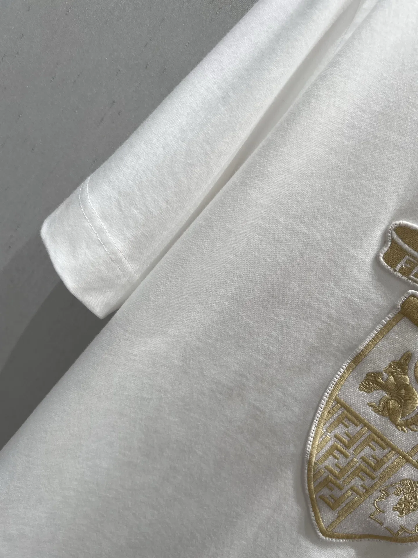 Fen*i 25ss新作白プリント半袖Tシャツ - 画像 (8)