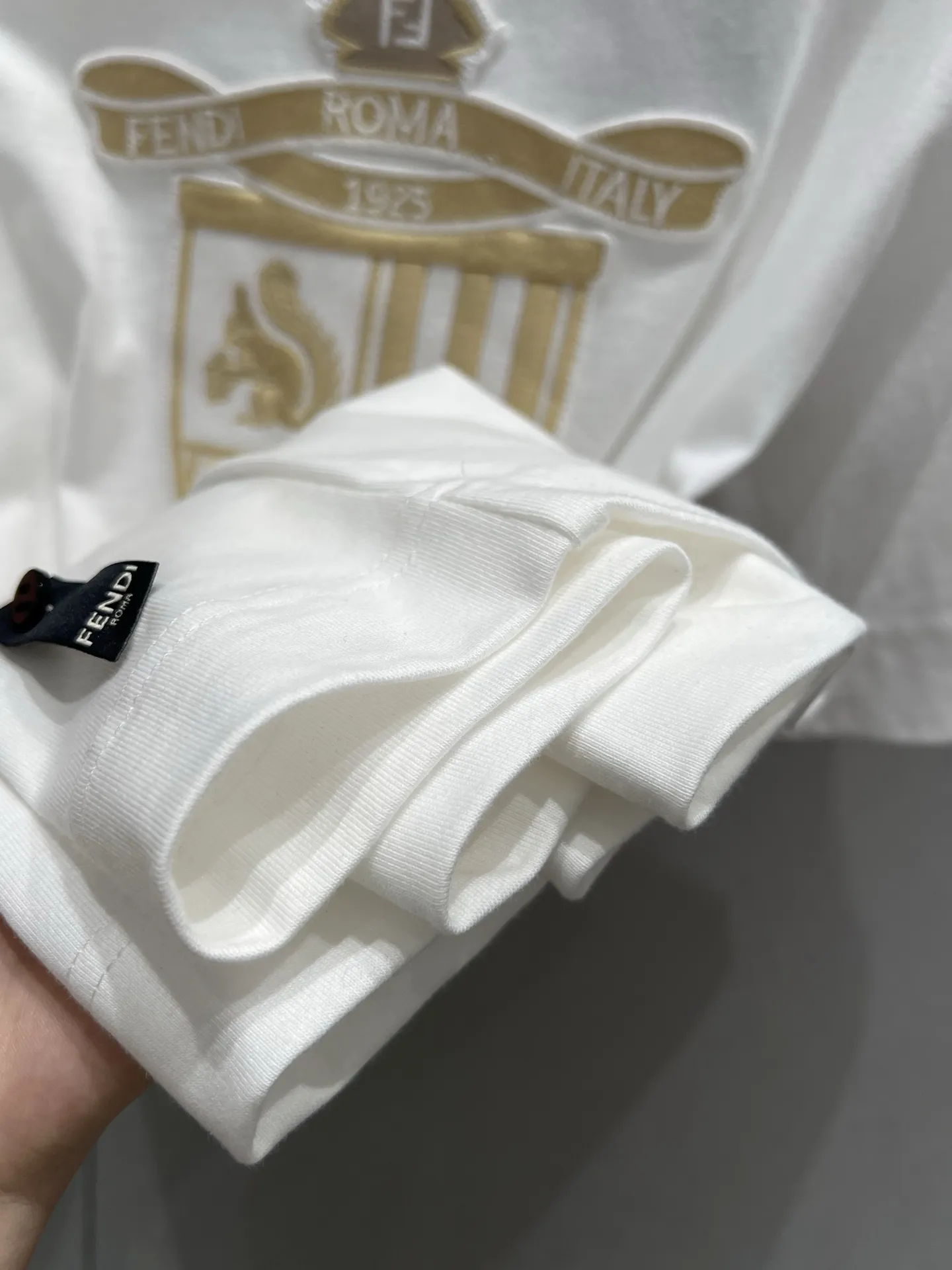 Fen*i 25ss新作白プリント半袖Tシャツ - 画像 (9)