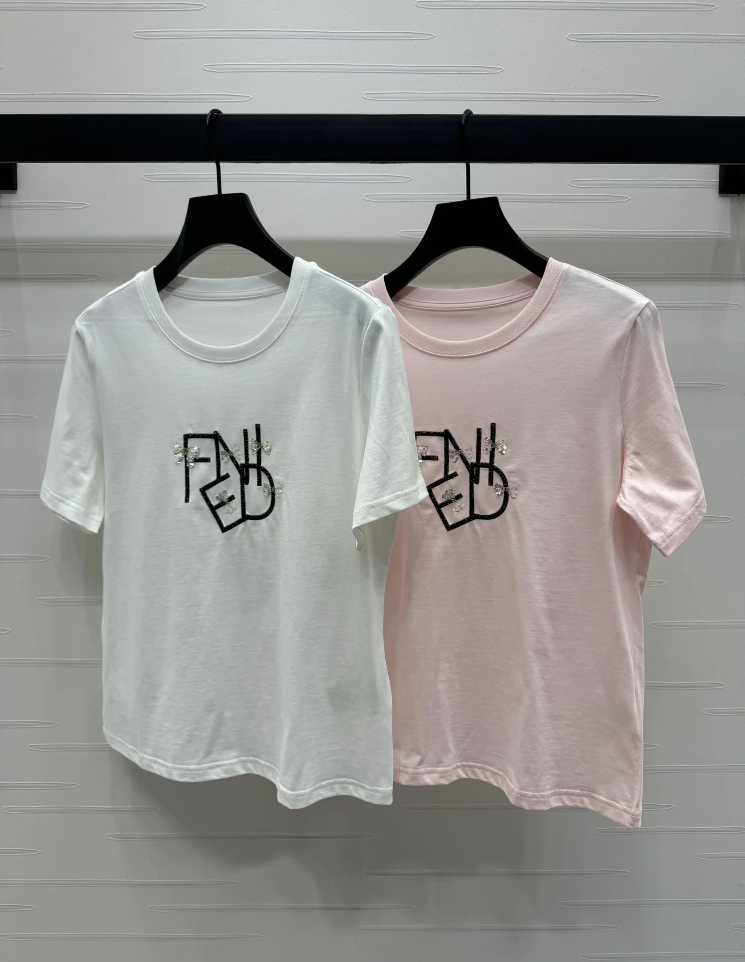 FEN*I新作アルファベット半袖Tシャツ白ピンク