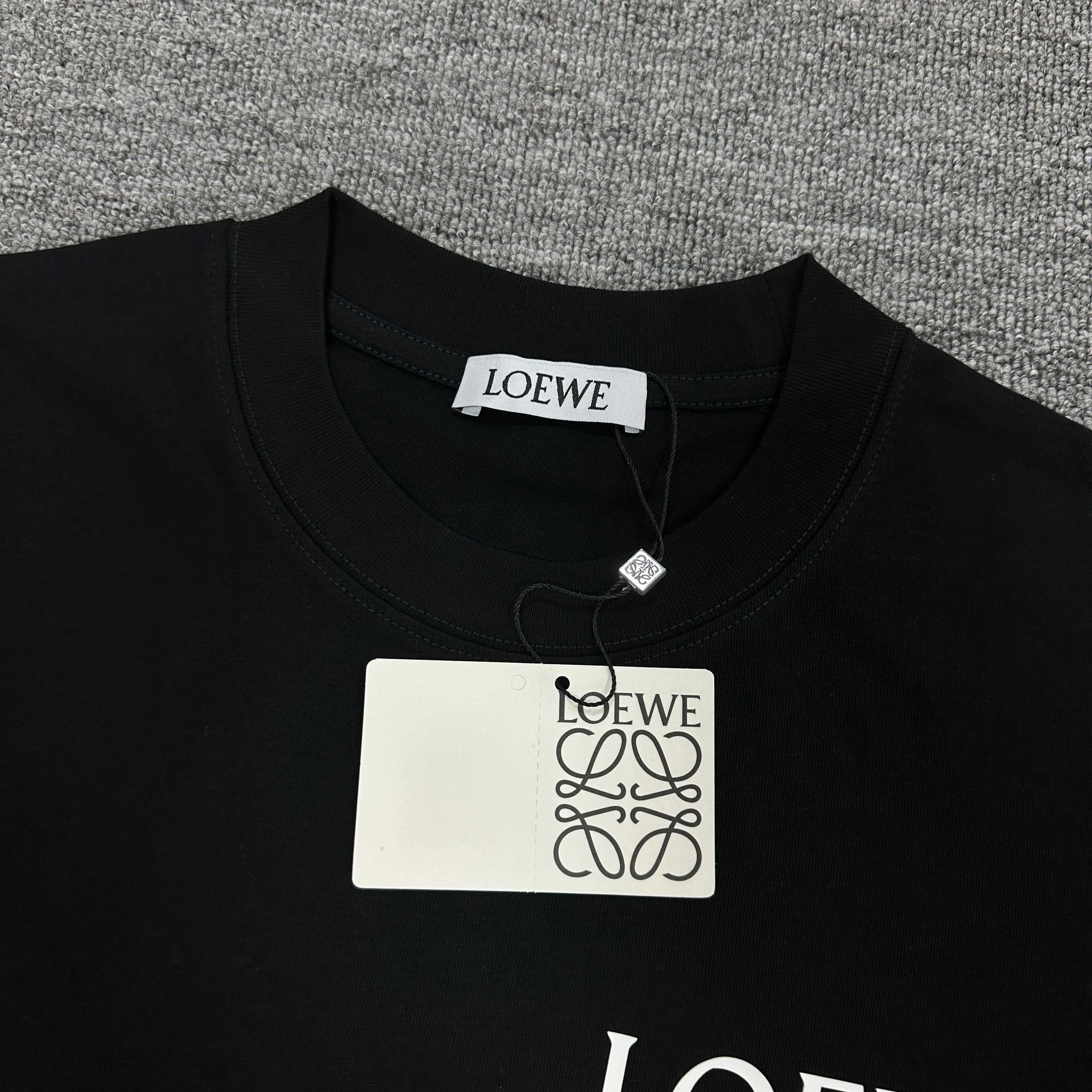 Loewe 2025春夏黒色ロゴTシャツ - 画像 (5)