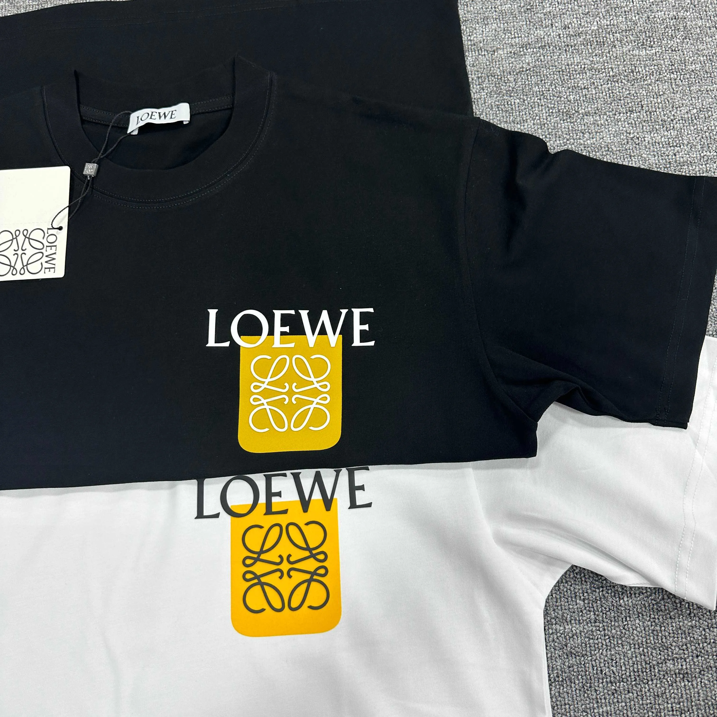 Loewe 2025春夏黒色ロゴTシャツ - 画像 (7)