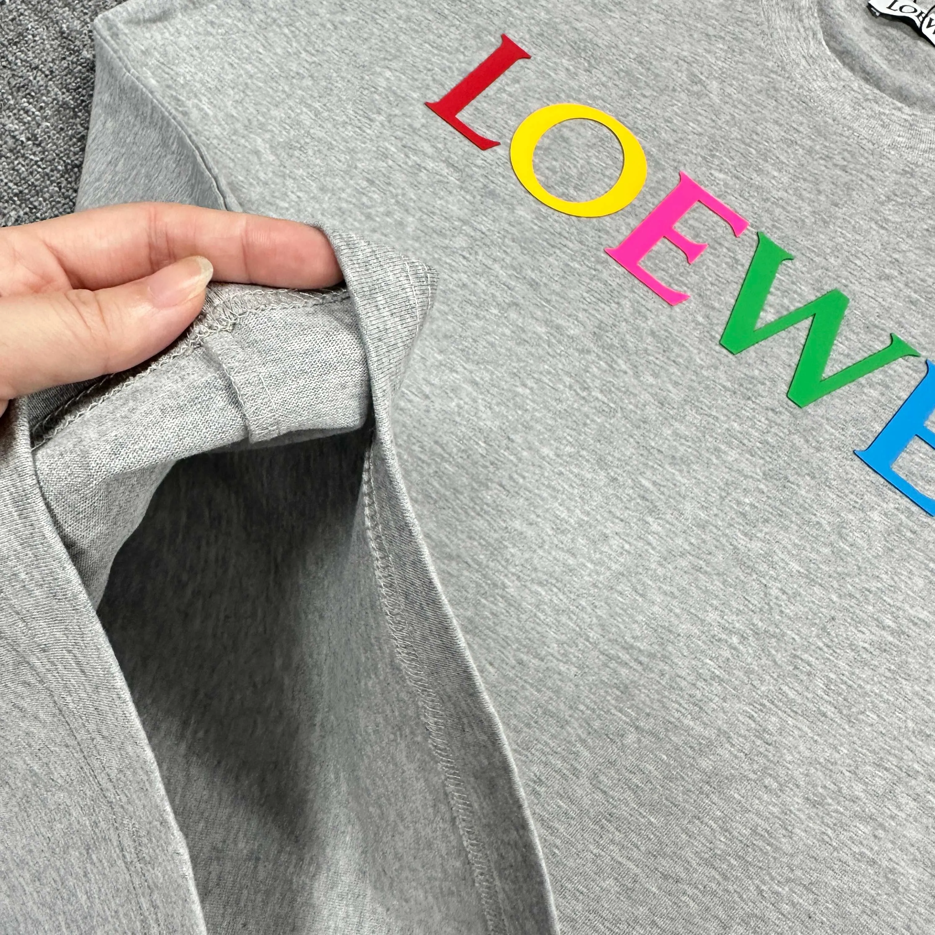 Loewe 2025春夏 短袖Tシャツ カラフルロゴ 黒白花灰 - 画像 (4)