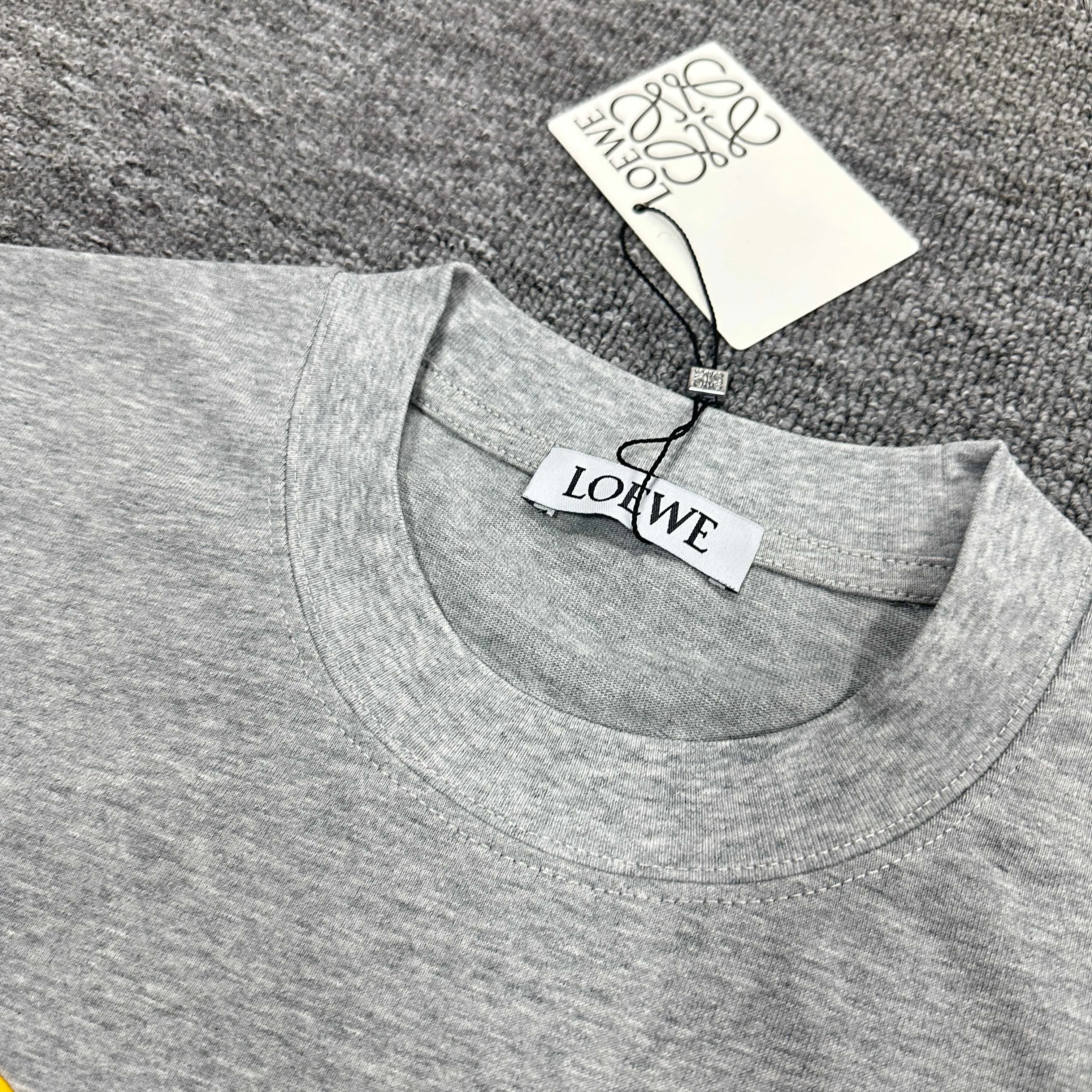 Loewe 2025春夏 短袖Tシャツ カラフルロゴ 黒白花灰 - 画像 (5)