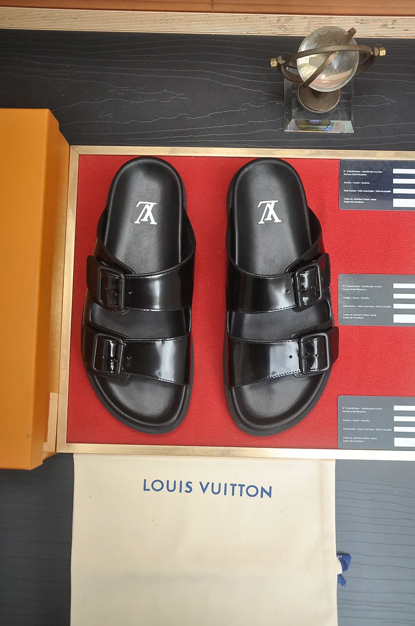 LOUIS VUITTON ブラックサンダル高級牛革