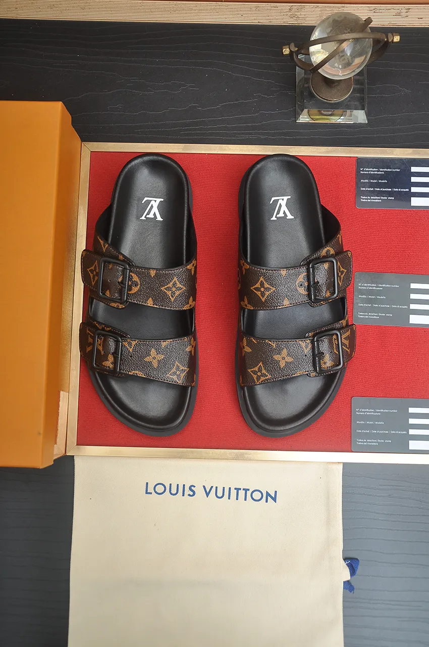 LOUIS VUITTON ブラックサンダル 夏の必需品