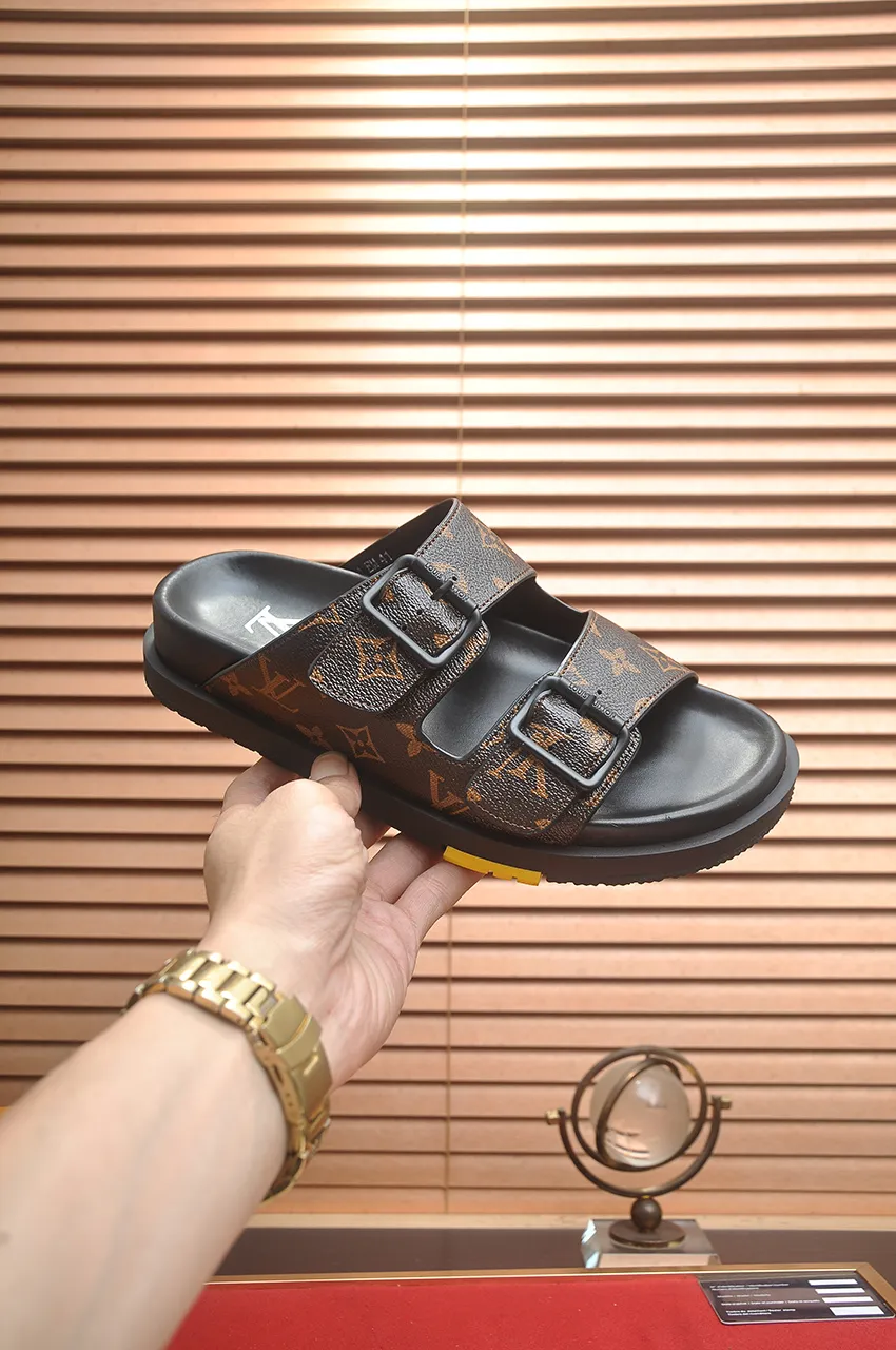 LOUIS VUITTON ブラックサンダル 夏の必需品 - 画像 (8)