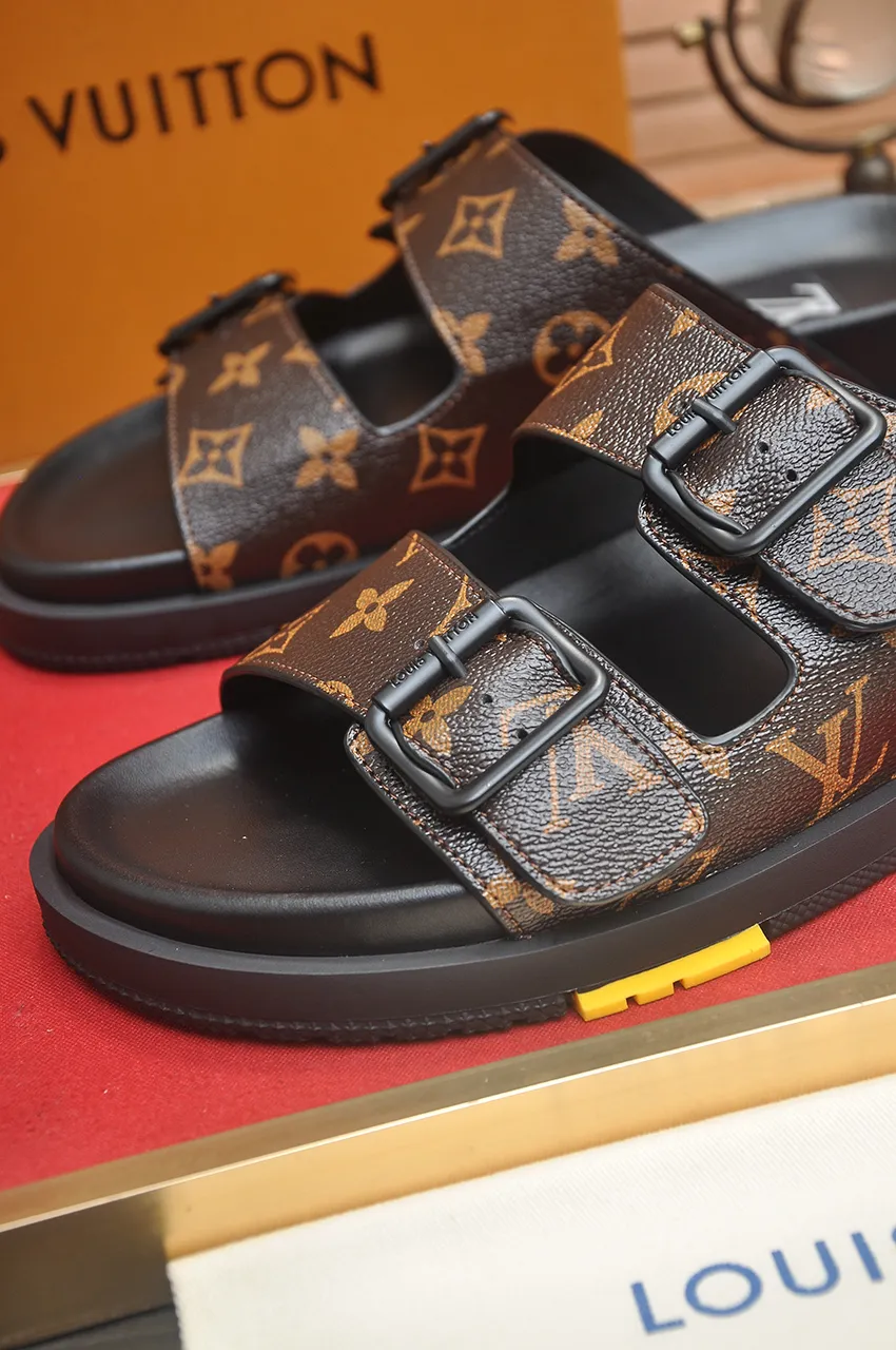 LOUIS VUITTON ブラックサンダル 夏の必需品 - 画像 (9)