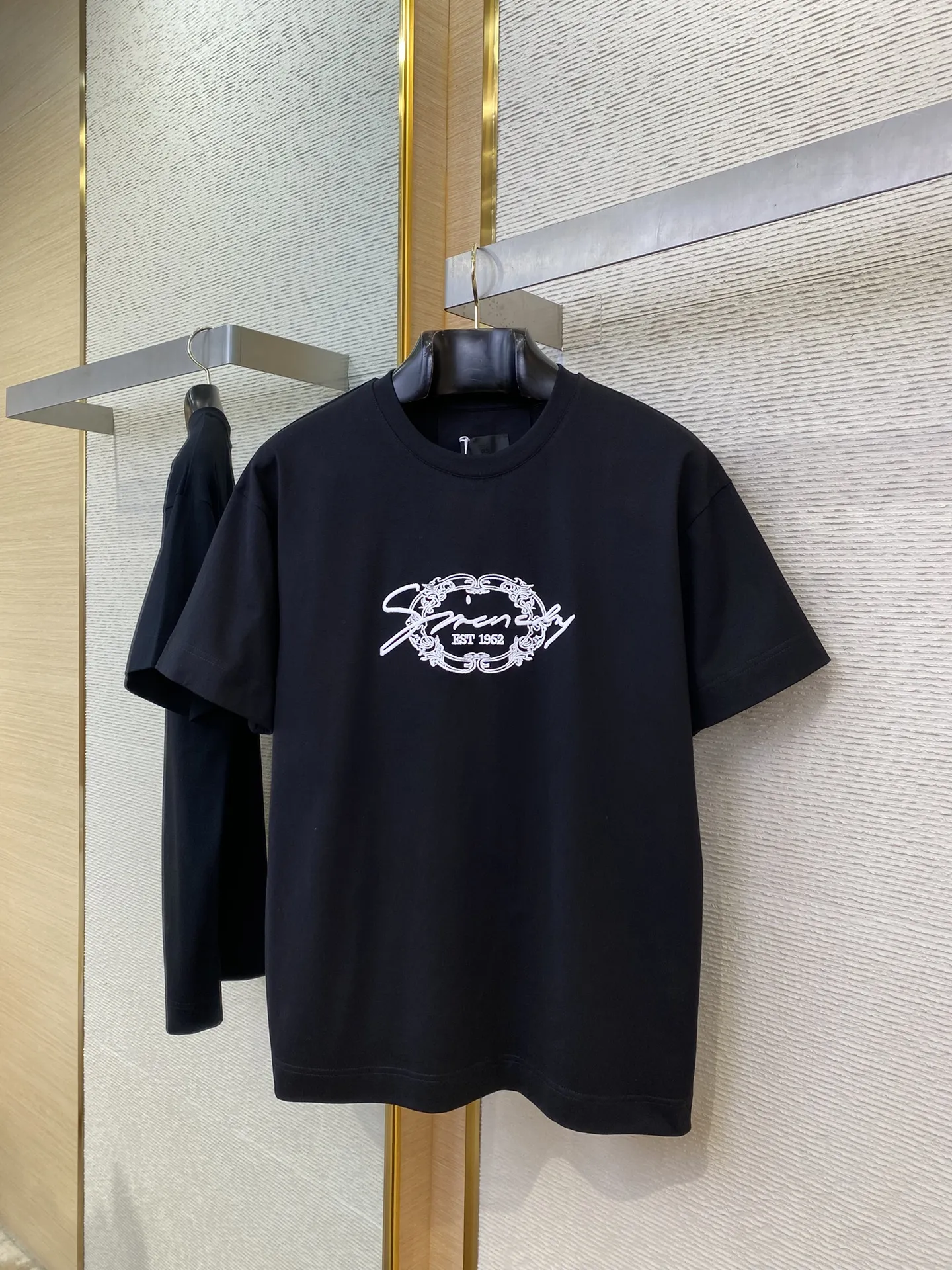 Givenchy ジバンシィ黒アルファベット刺繍半袖Tシャツ - 画像 (6)