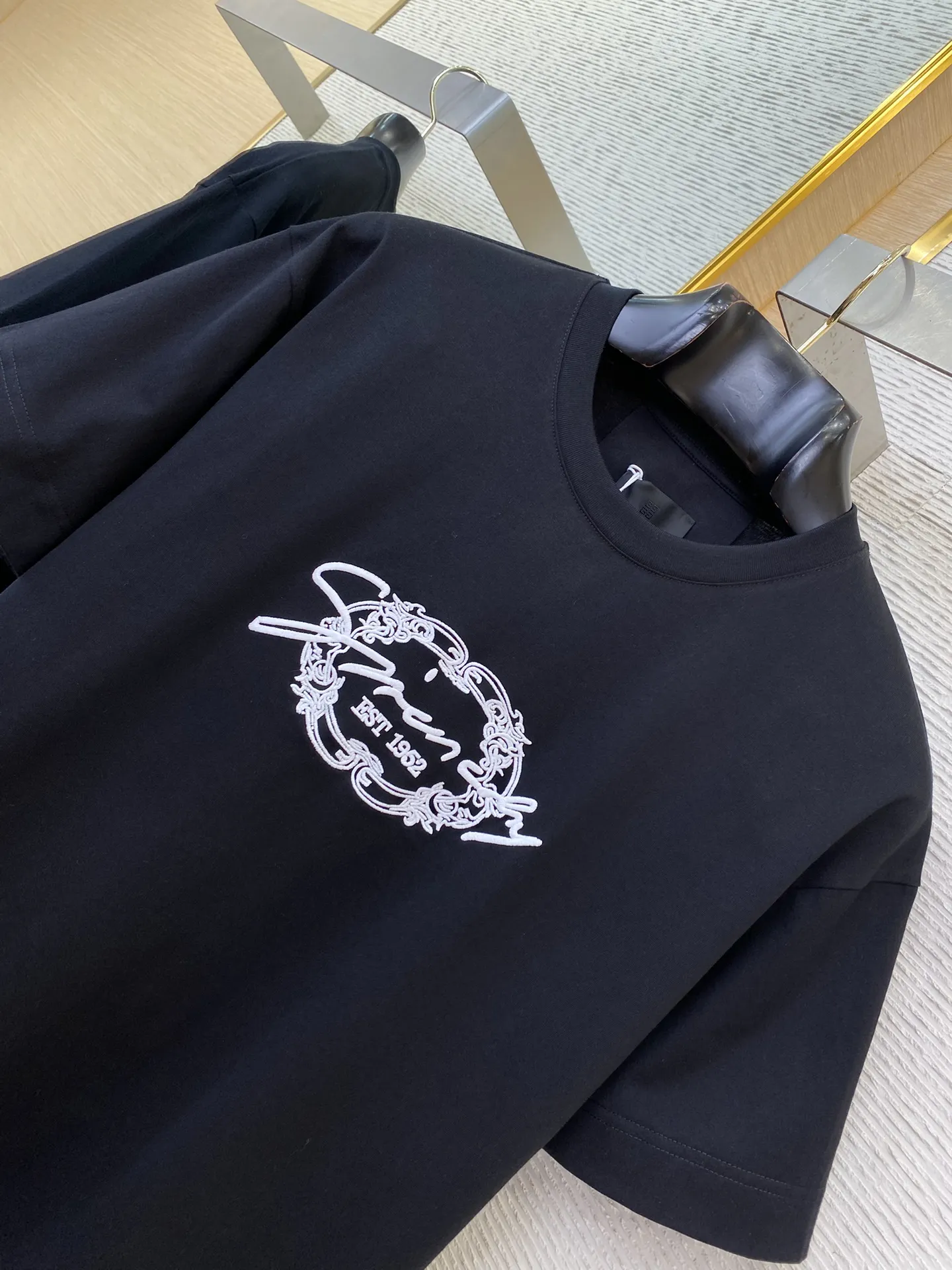 Givenchy ジバンシィ黒アルファベット刺繍半袖Tシャツ - 画像 (7)
