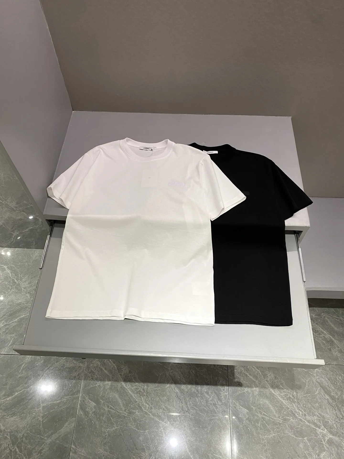 Givenchy Paris新作黒半袖Tシャツ - 画像 (4)