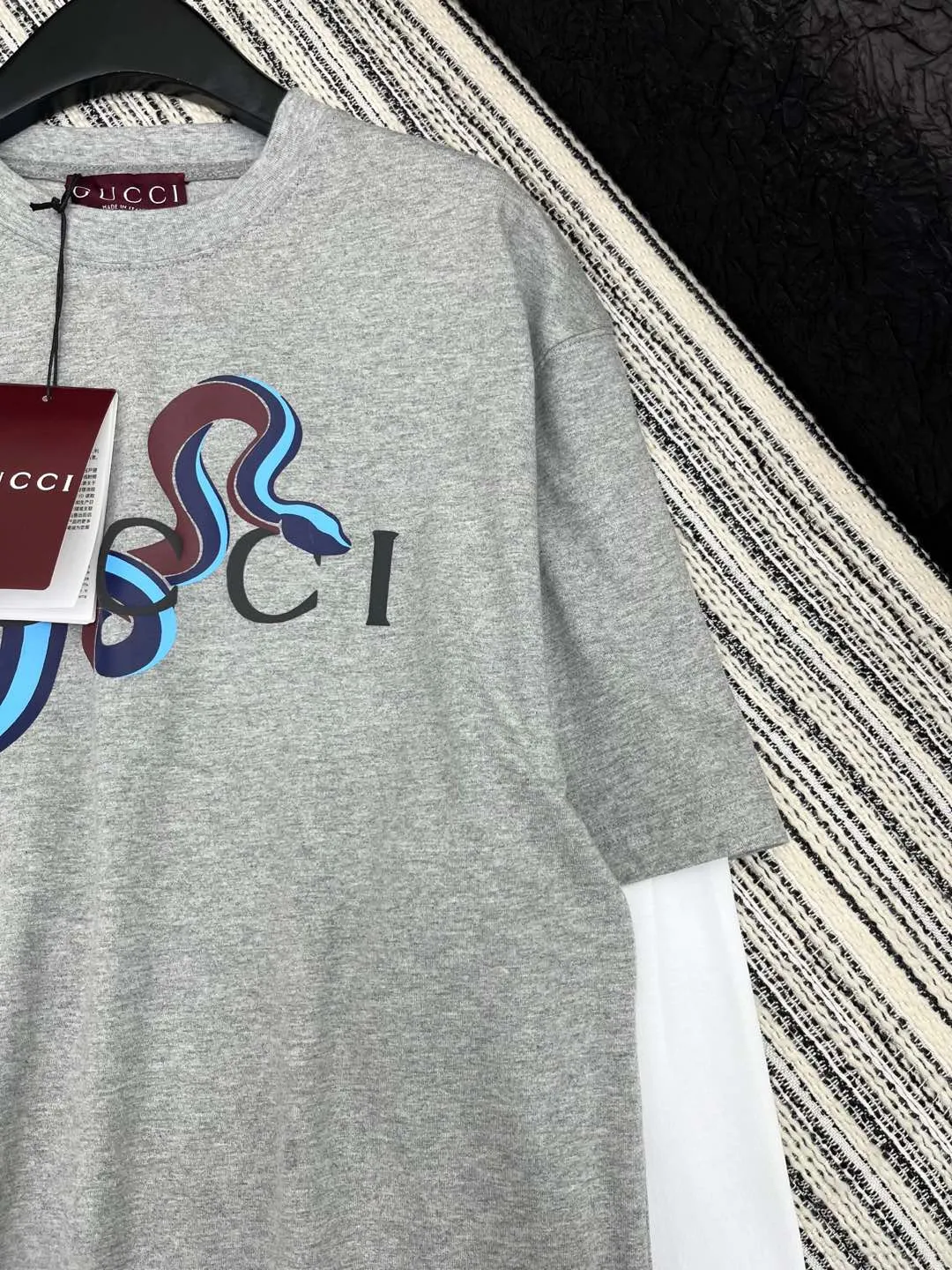 Gucci グレー新作プリント偽の2ピースTシャツ - 画像 (4)