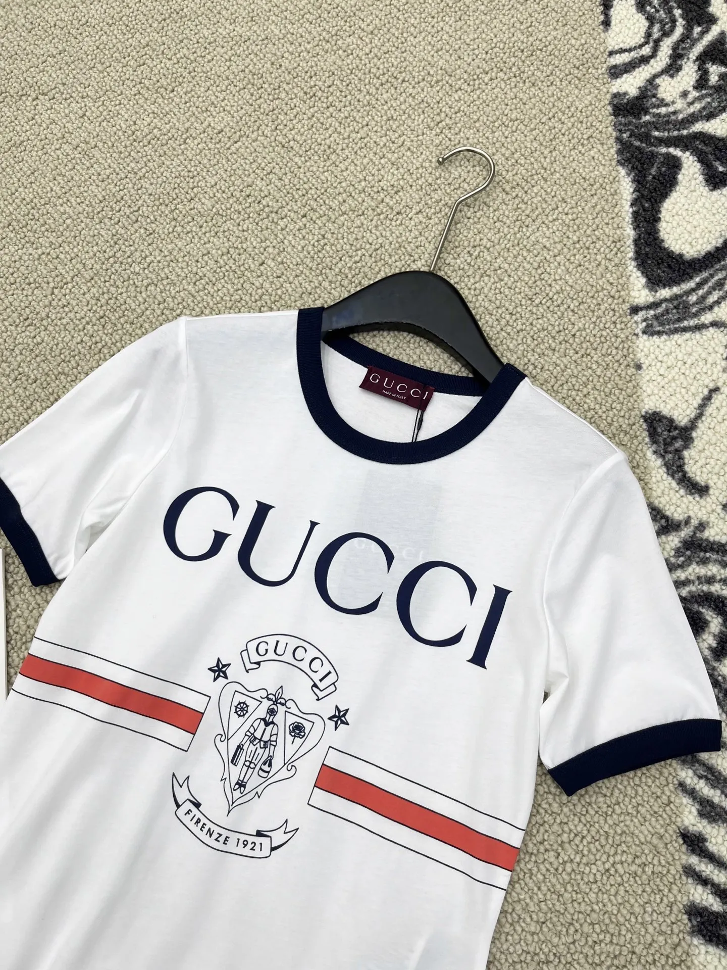 Gucci新作白プリント半袖Tシャツ赤青ストライプ - 画像 (3)