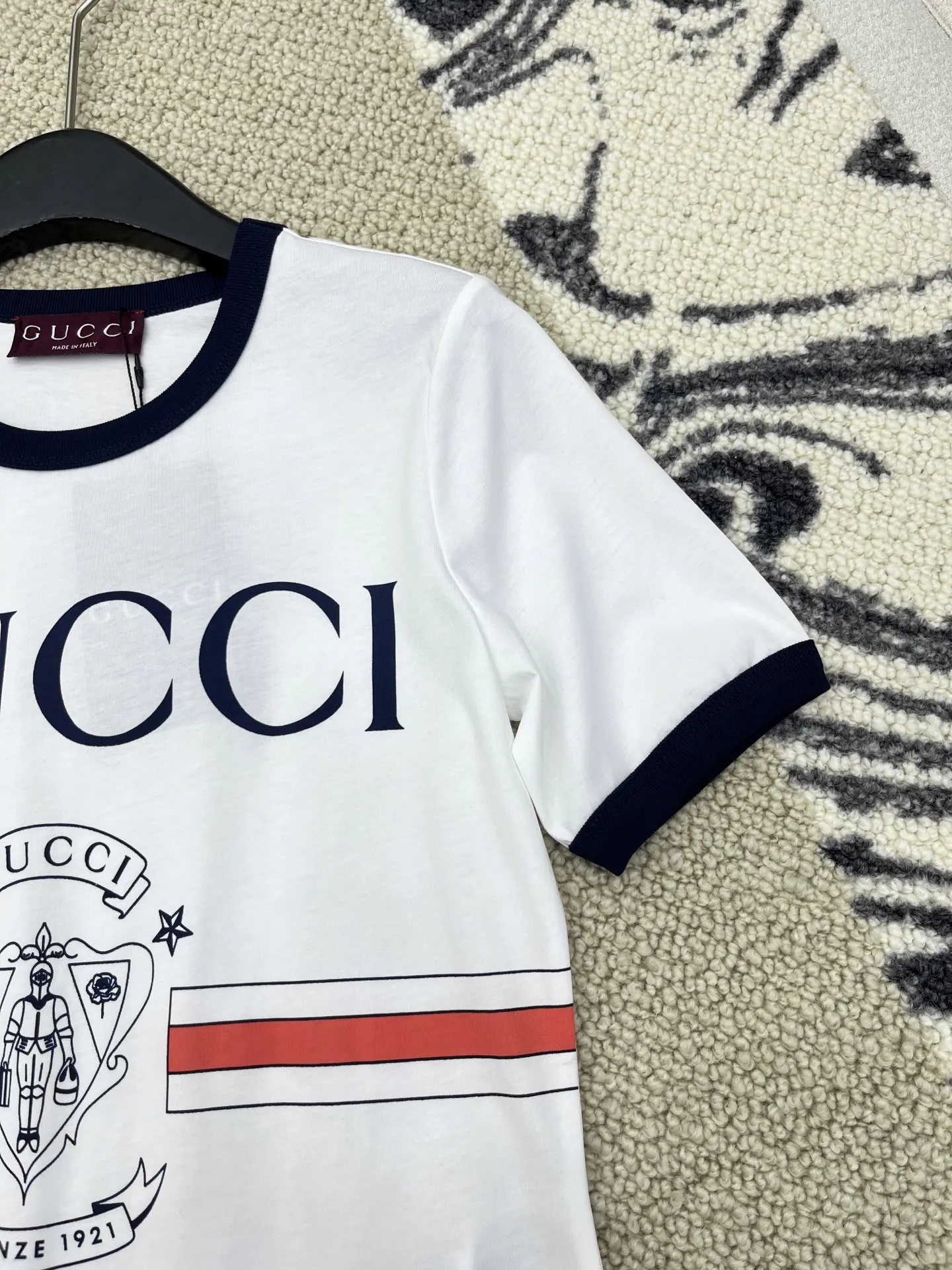 Gucci新作白プリント半袖Tシャツ赤青ストライプ - 画像 (4)