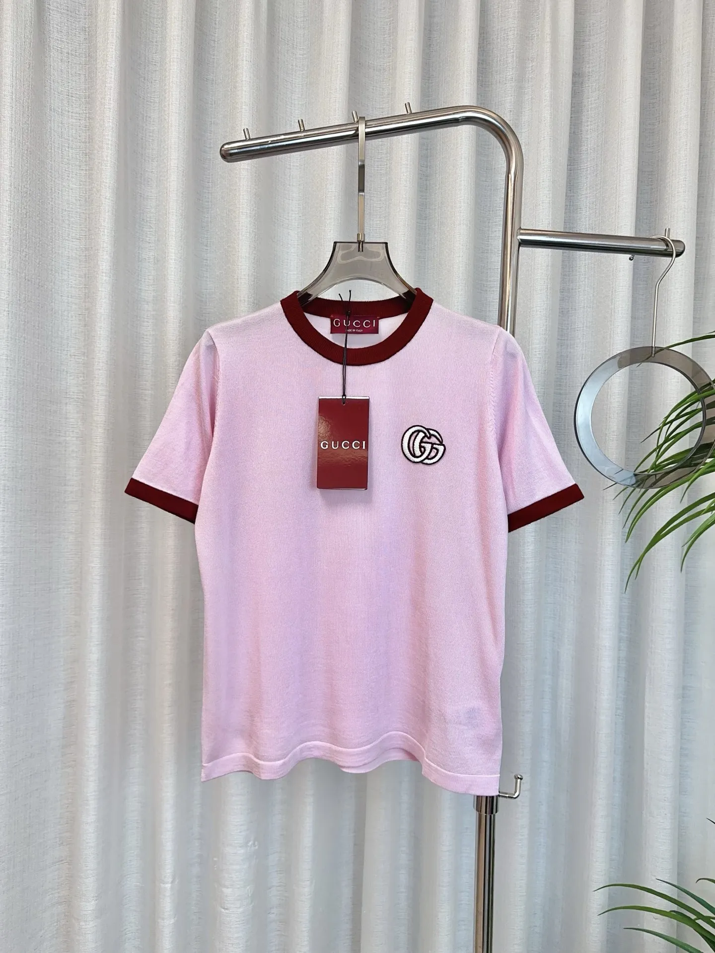 GUCCI新作ピンク半袖Tシャツ刺繍ロゴ