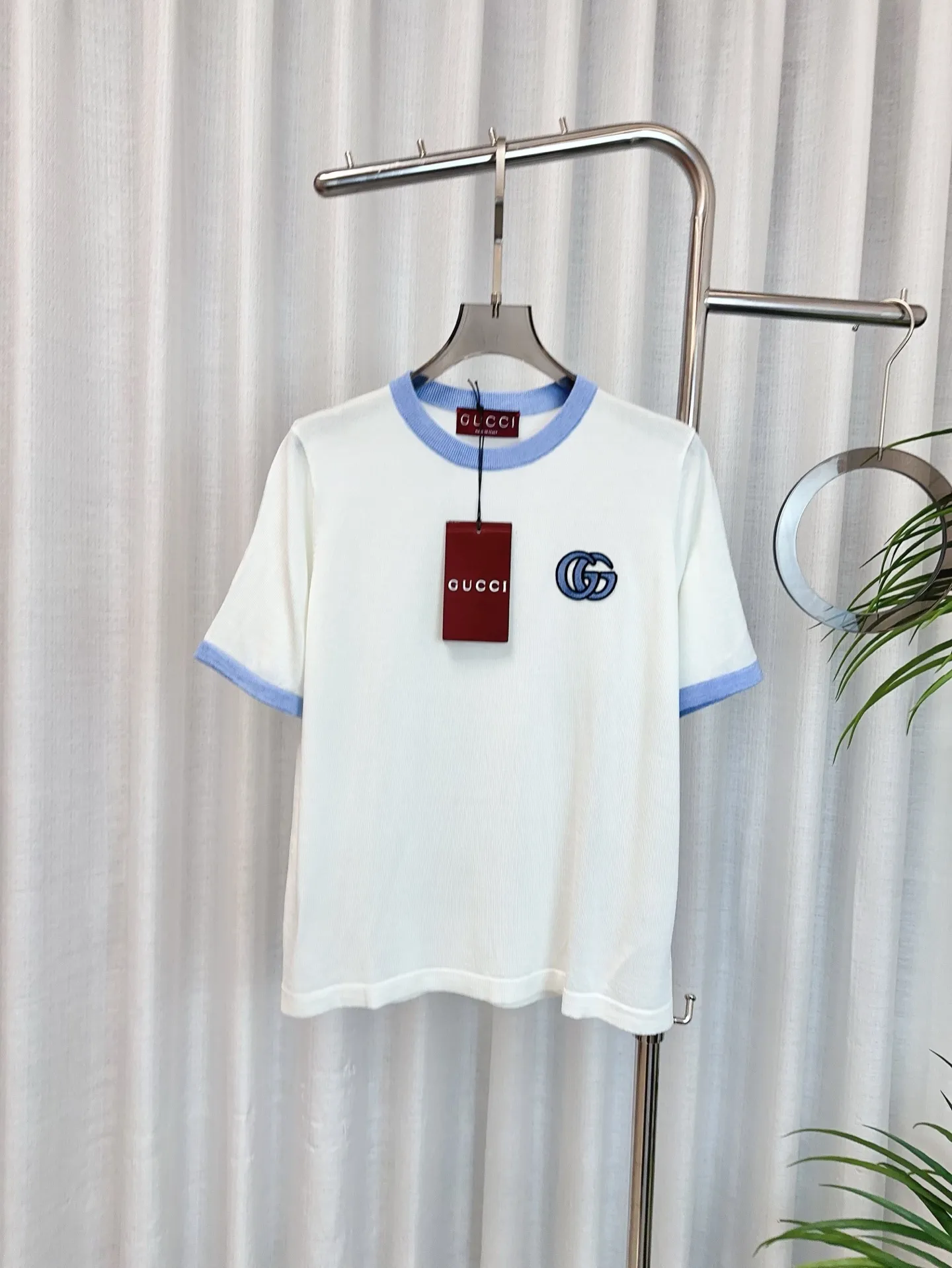GUCCI新作白と青半袖Tシャツ刺繍ロゴ