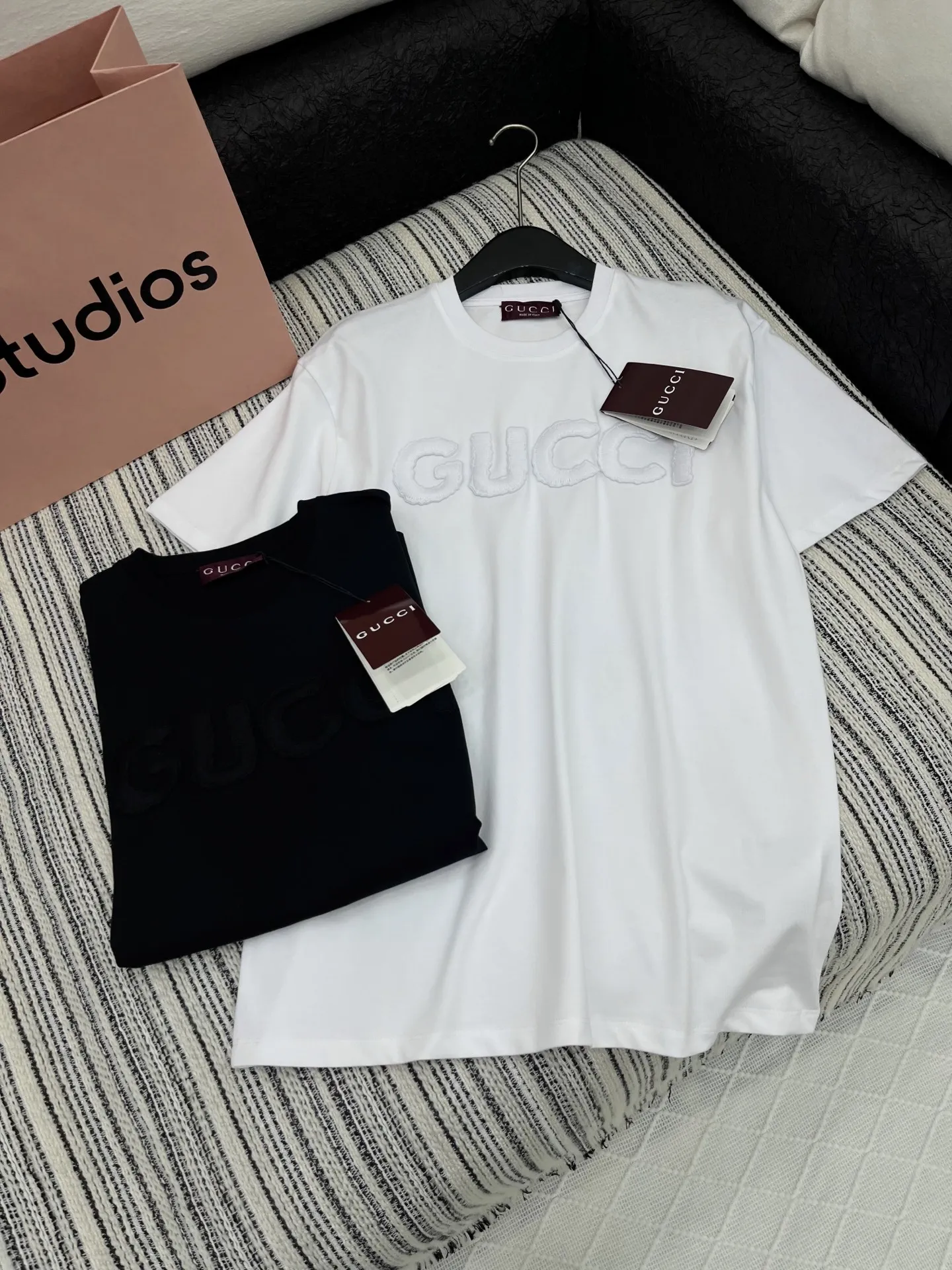 Gucci新作黒白アルファベット半袖Tシャツ - 画像 (3)