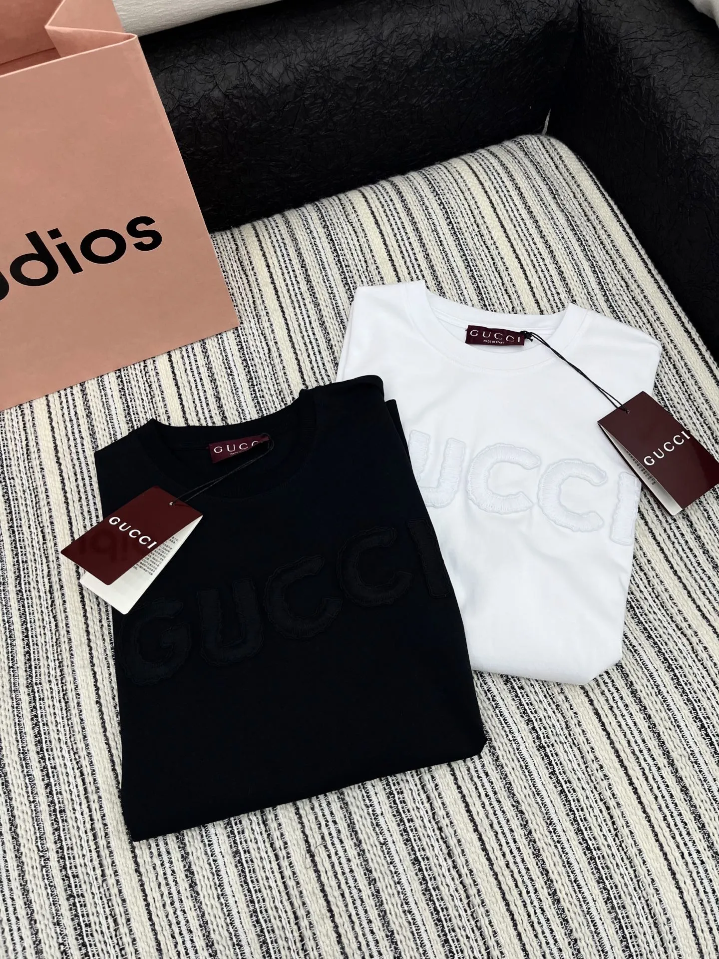 Gucci新作黒白アルファベット半袖Tシャツ - 画像 (4)