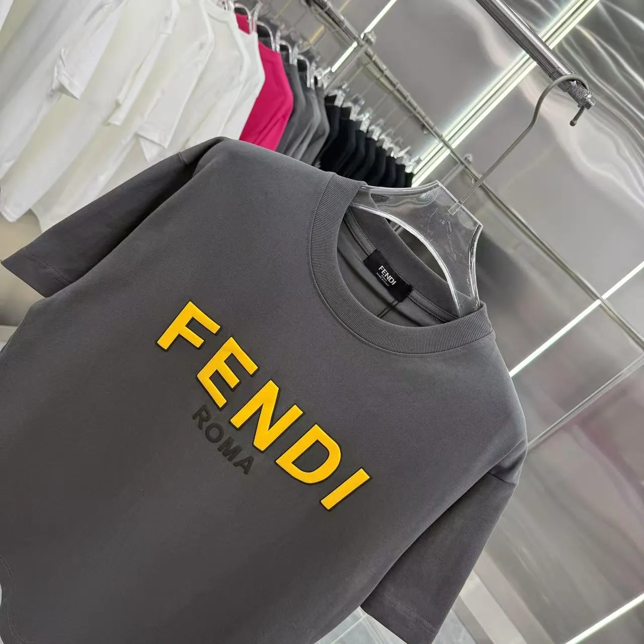 FENDI 2025新作 黒 Tシャツ - 画像 (4)