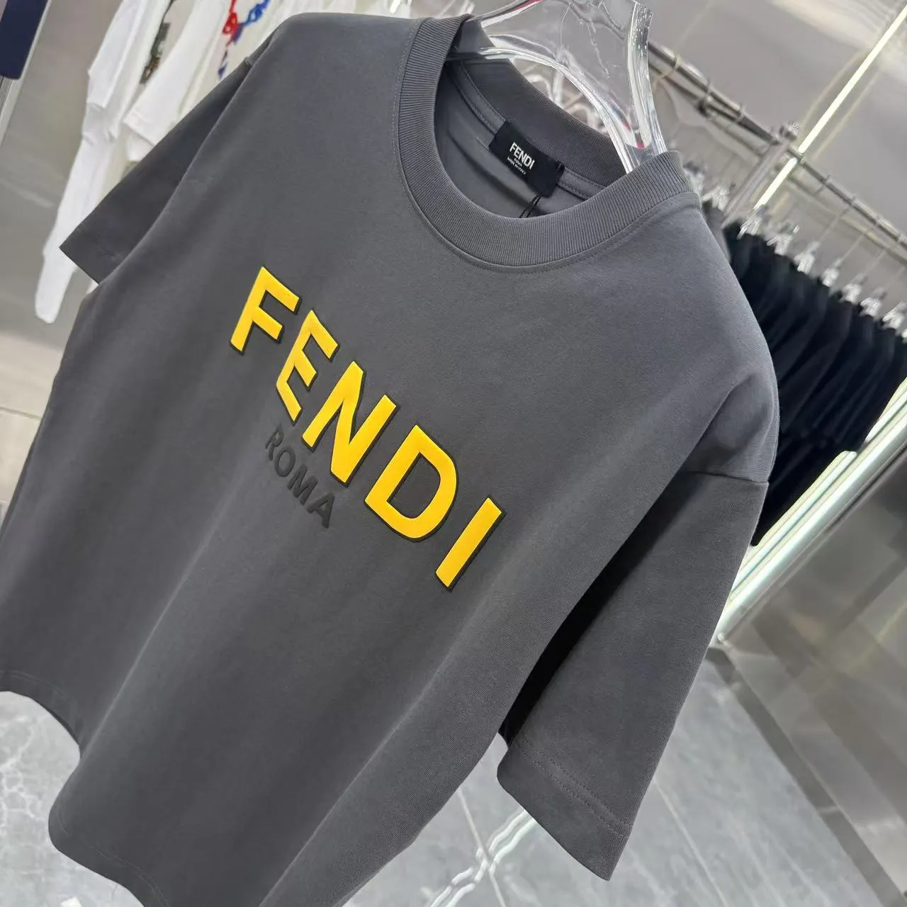 FENDI 2025新作 黒 Tシャツ - 画像 (5)