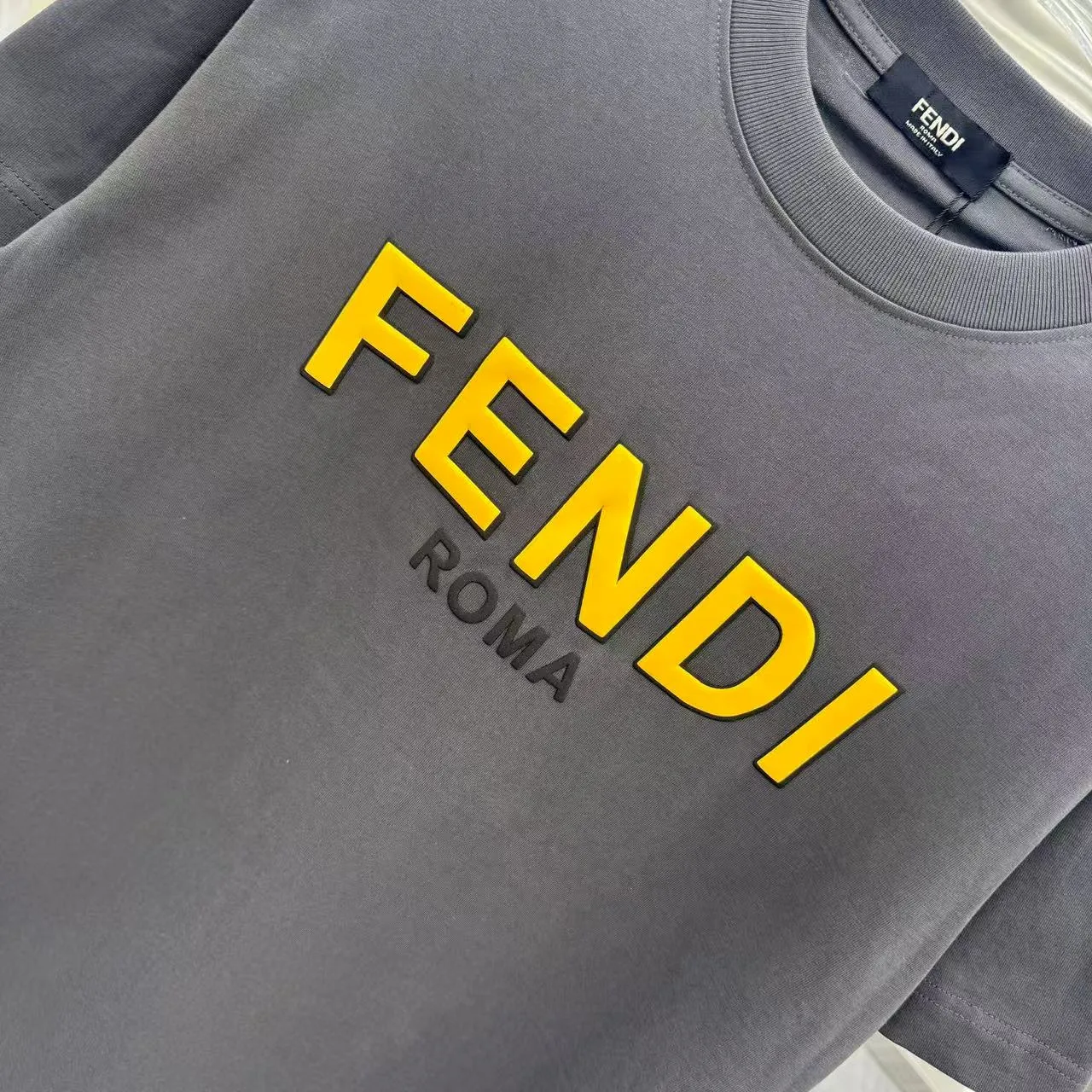 FENDI 2025新作 黒 Tシャツ - 画像 (6)