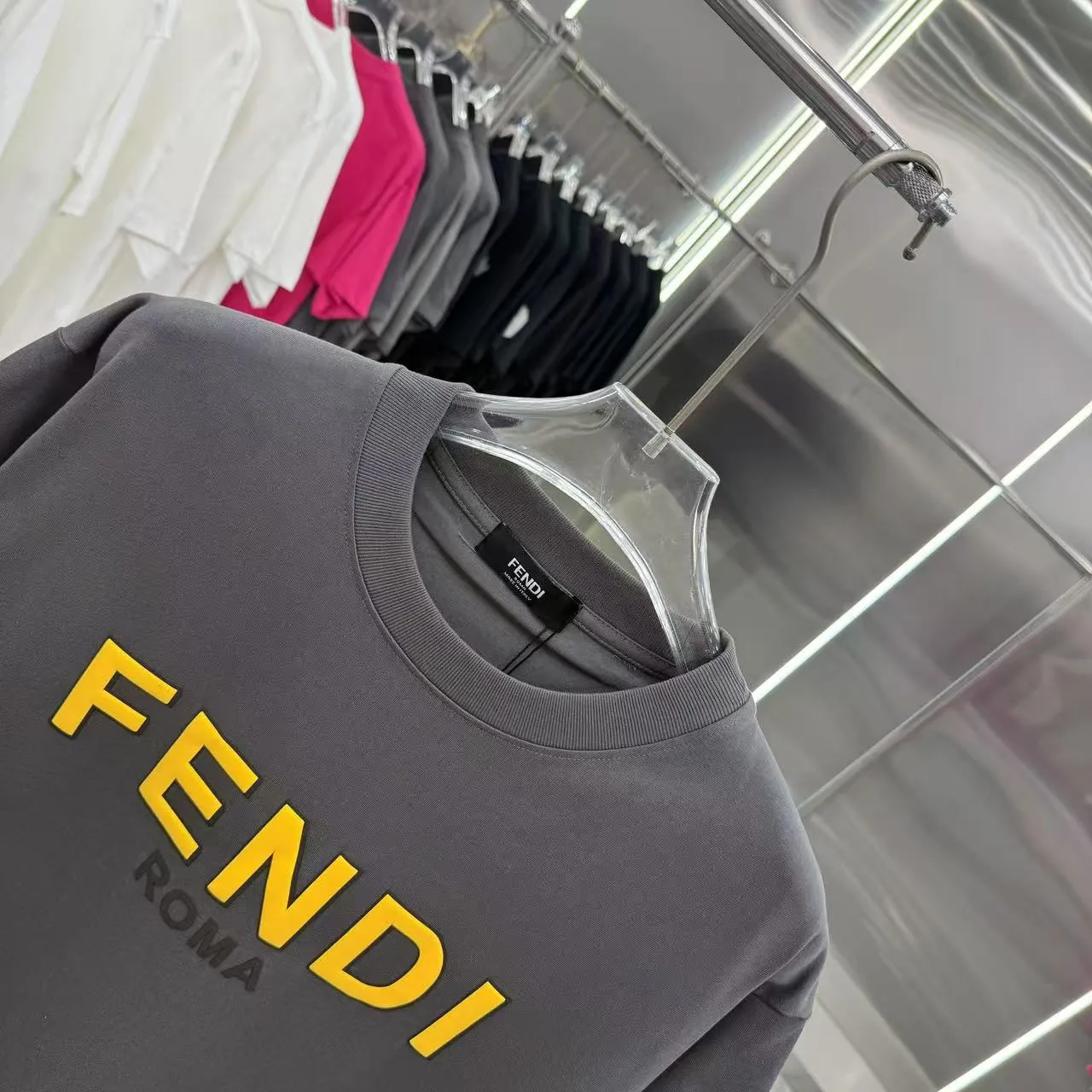 FENDI 2025新作 黒 Tシャツ - 画像 (8)
