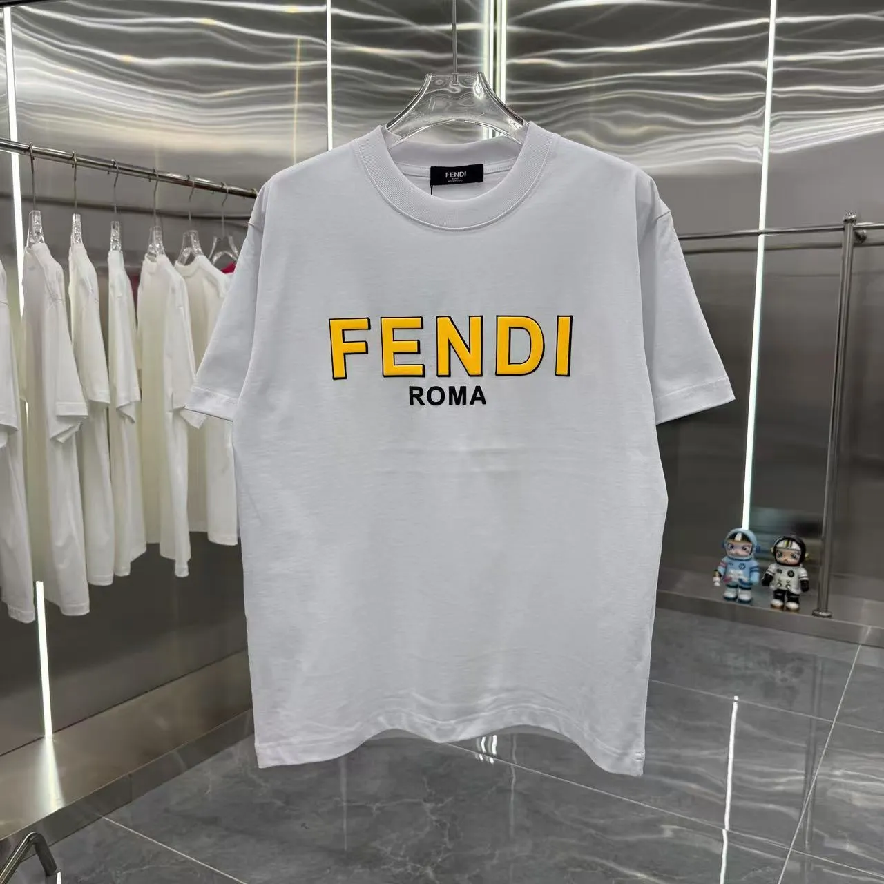 FENDI 2025新作 グレーTシャツ ロゴデザイン