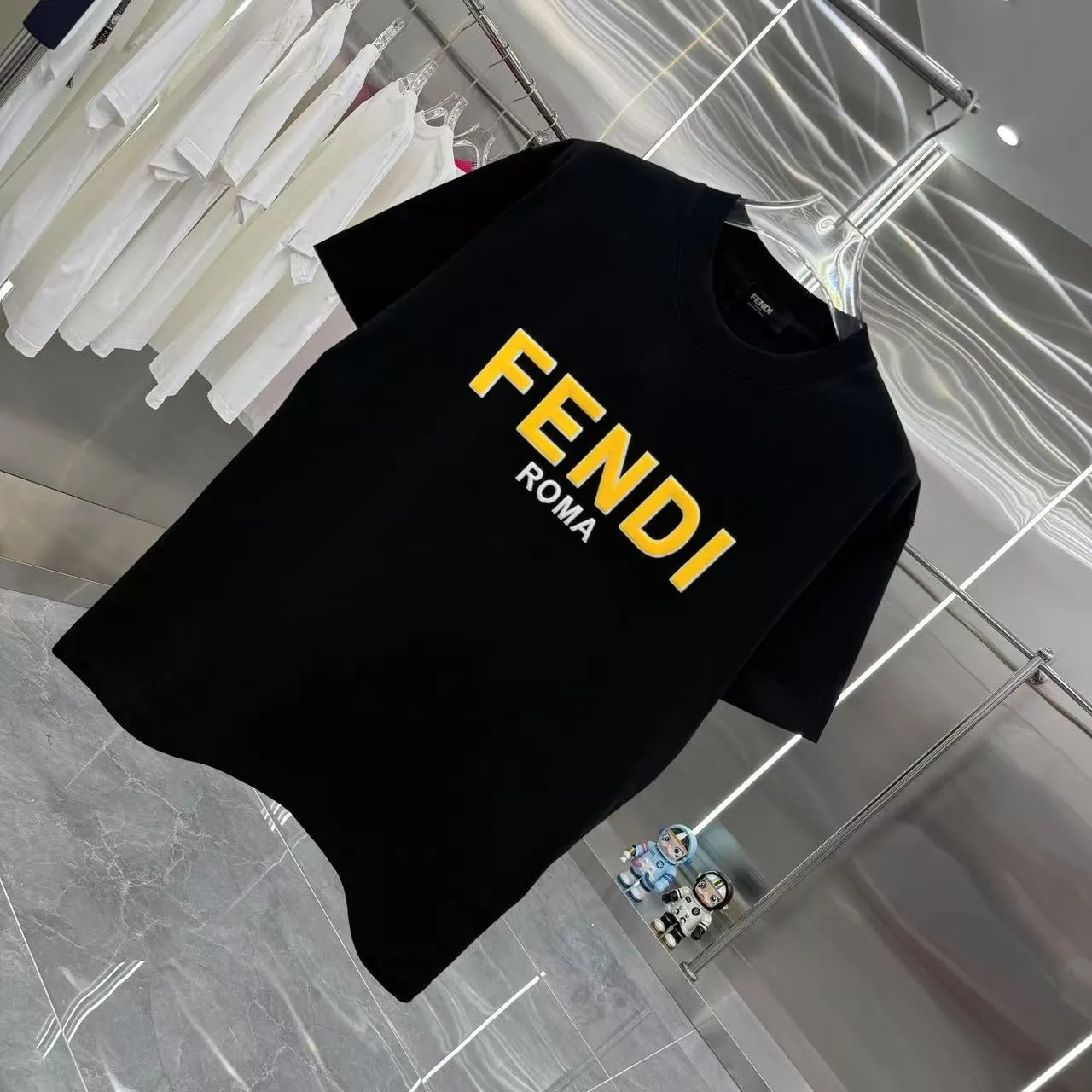 FENDI 2025新作黒色ロゴTシャツ - 画像 (3)