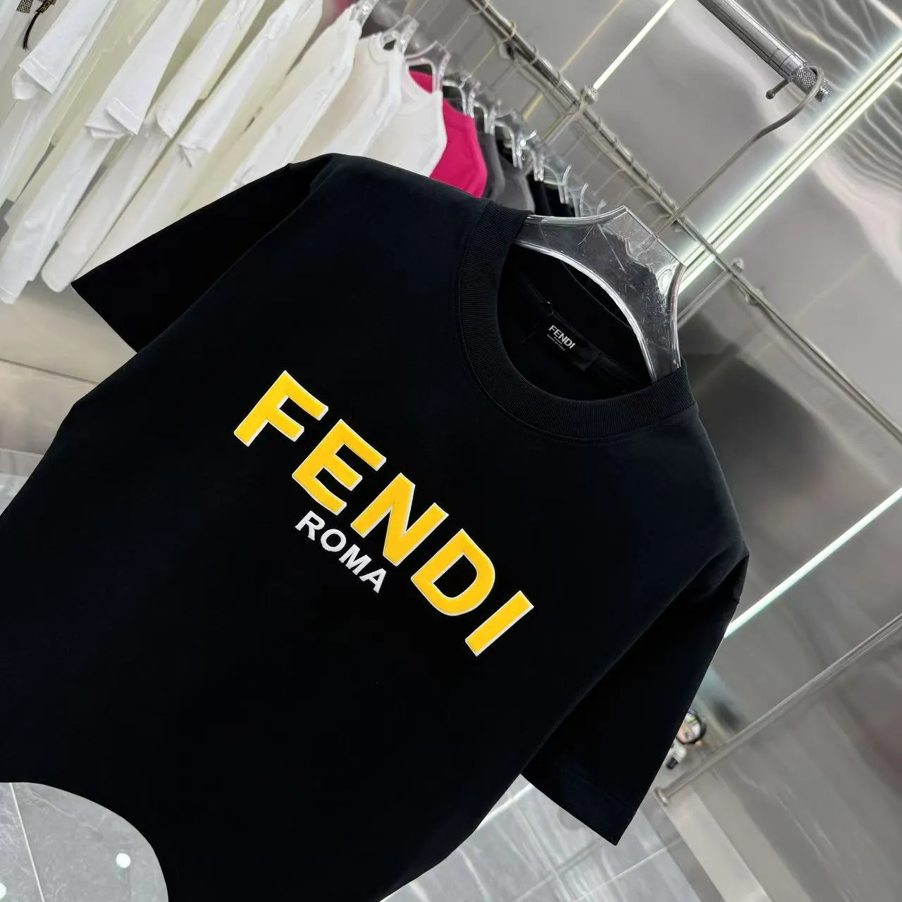 FENDI 2025新作黒色ロゴTシャツ - 画像 (4)