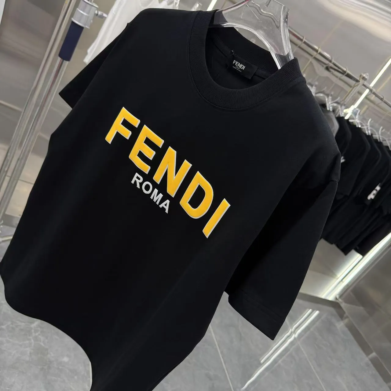 FENDI 2025新作黒色ロゴTシャツ - 画像 (5)