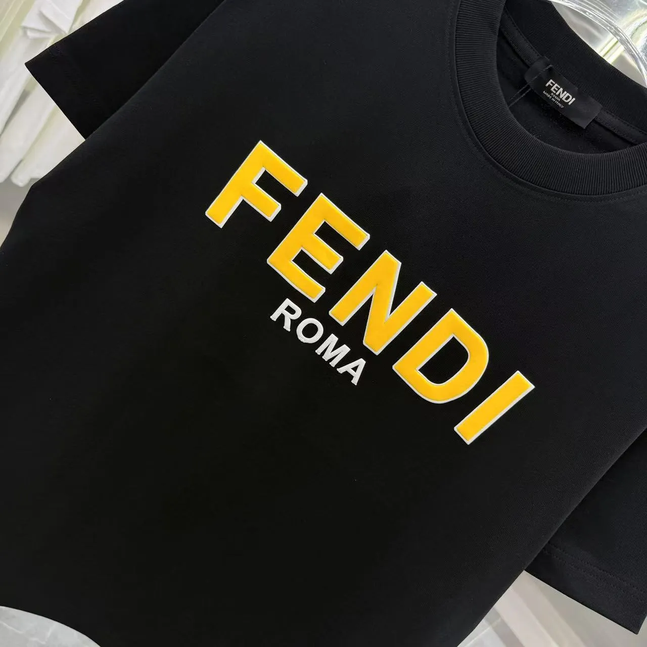 FENDI 2025新作黒色ロゴTシャツ - 画像 (6)