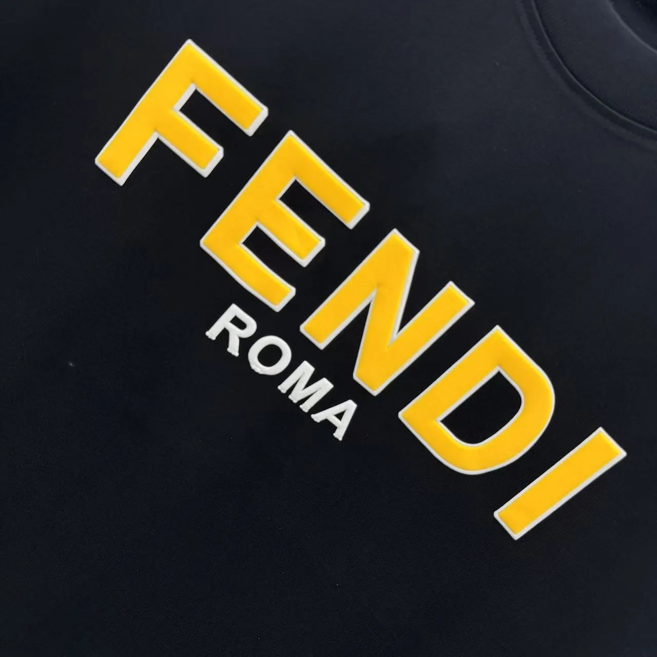 FENDI 2025新作黒色ロゴTシャツ - 画像 (7)