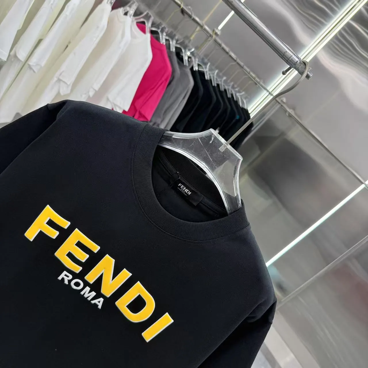FENDI 2025新作黒色ロゴTシャツ - 画像 (8)