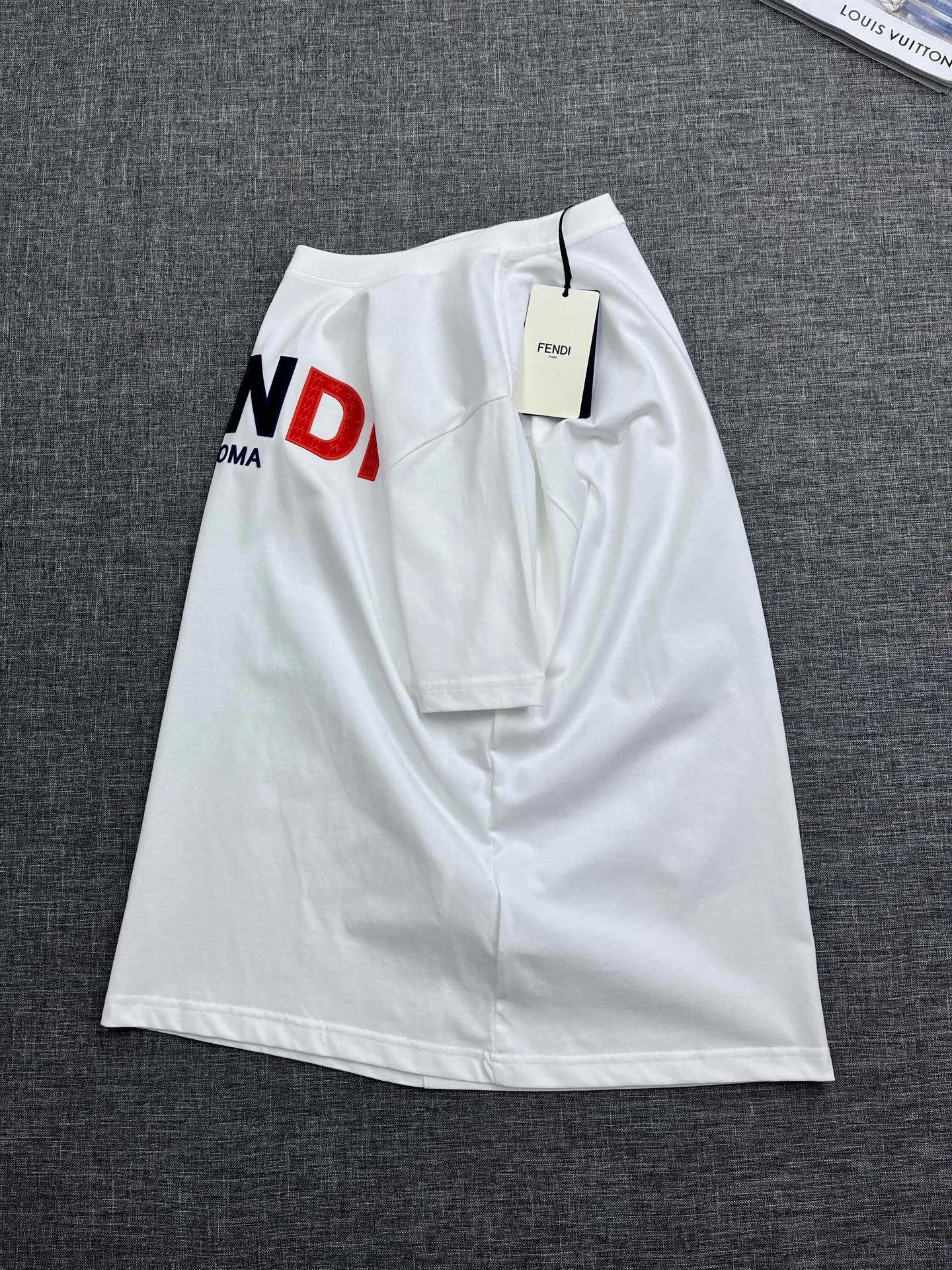 FENDI 2023SS 新作Tシャツ ホワイト ロゴデザイン - 画像 (3)