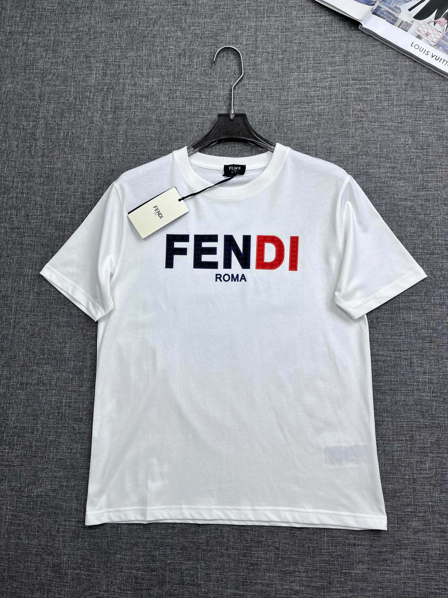 FENDI 2023SS 新作Tシャツ ホワイト ロゴデザイン - 画像 (4)
