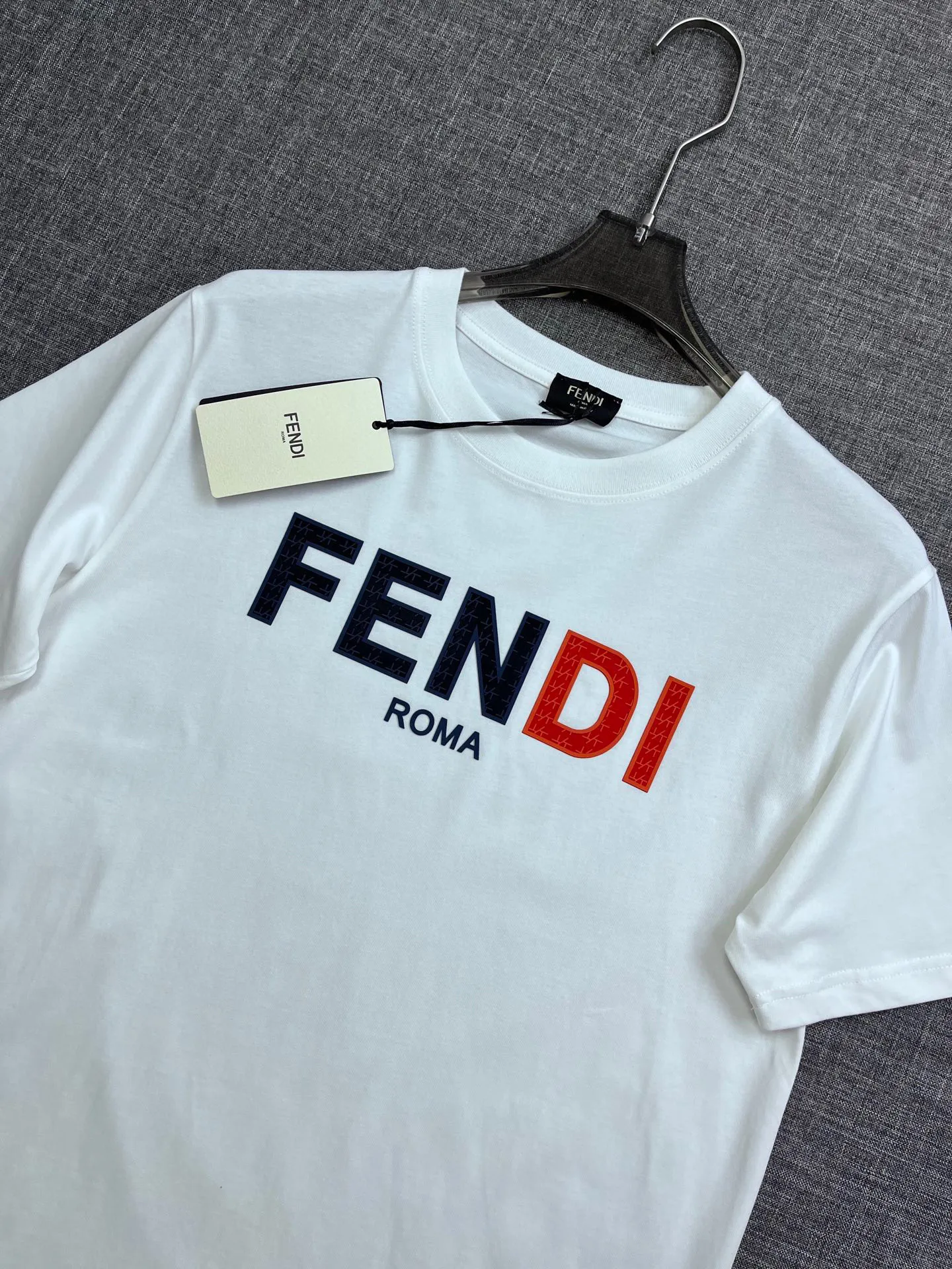 FENDI 2023SS 新作Tシャツ ホワイト ロゴデザイン - 画像 (5)