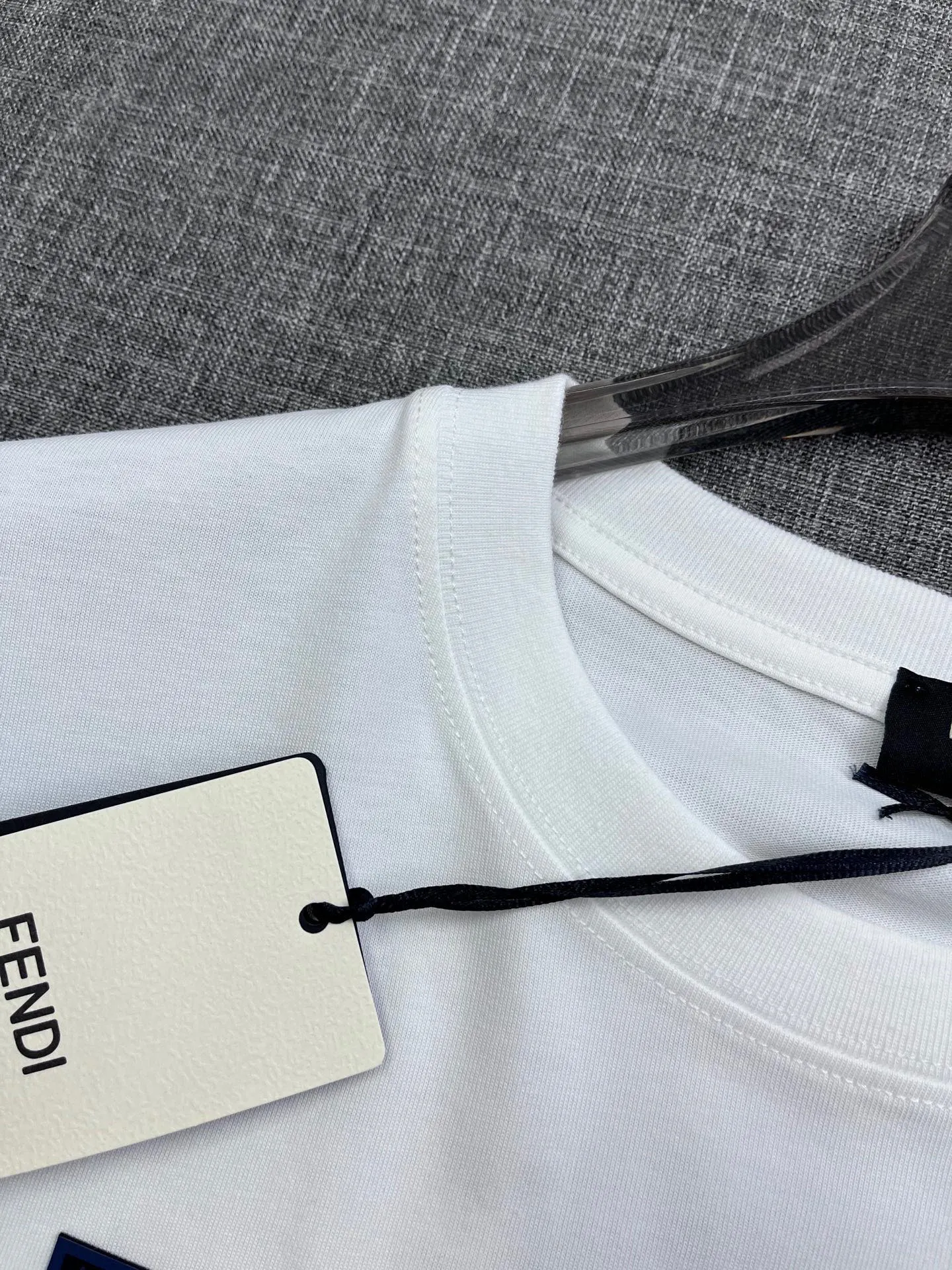 FENDI 2023SS 新作Tシャツ ホワイト ロゴデザイン - 画像 (7)
