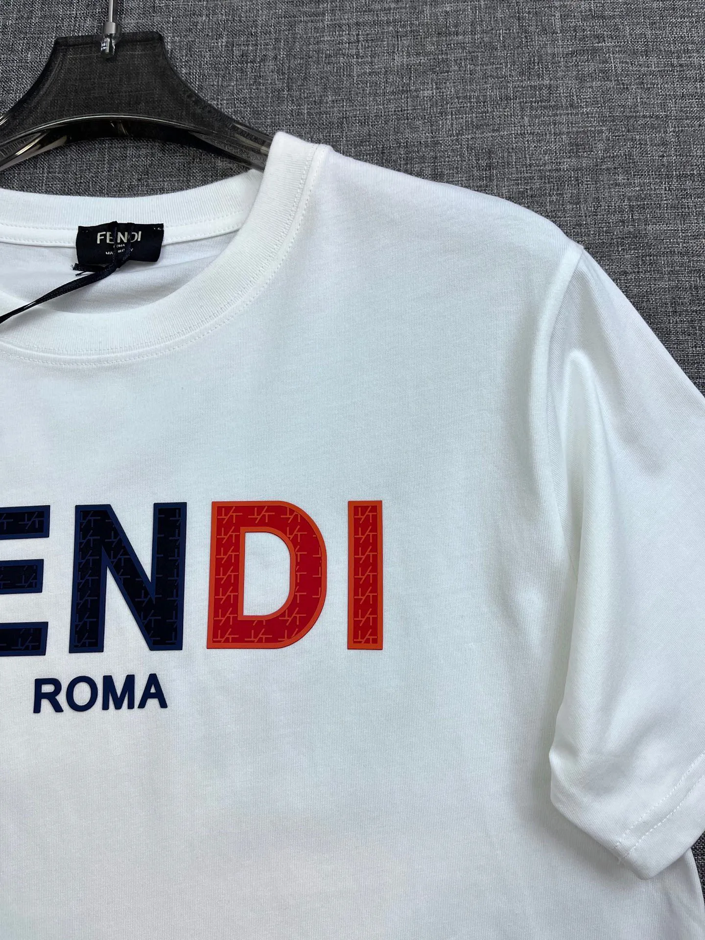FENDI 2023SS 新作Tシャツ ホワイト ロゴデザイン - 画像 (8)